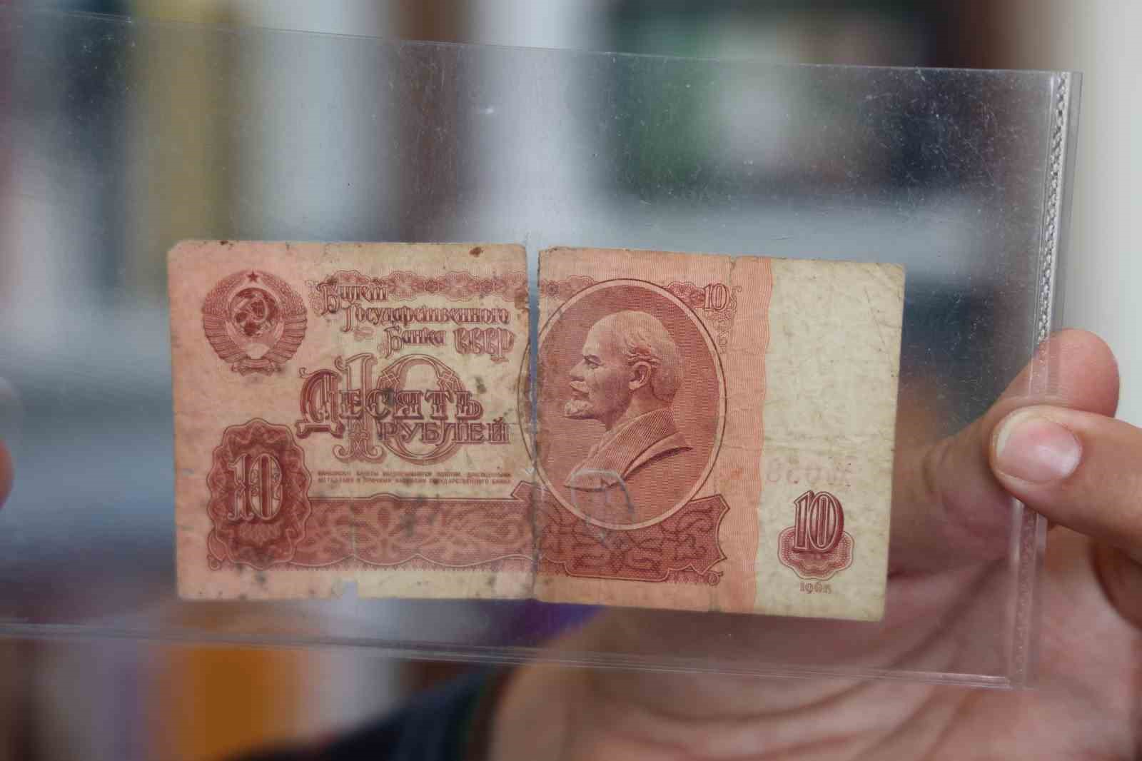 Beş kıtadan 75 ülkenin banknotunu derleyen öğretmen yok olan devletleri unutturmuyor
