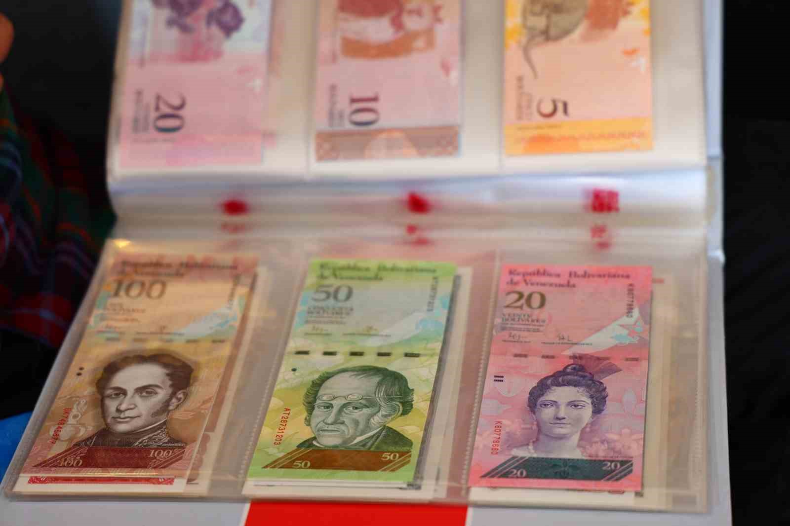 Beş kıtadan 75 ülkenin banknotunu derleyen öğretmen yok olan devletleri unutturmuyor
