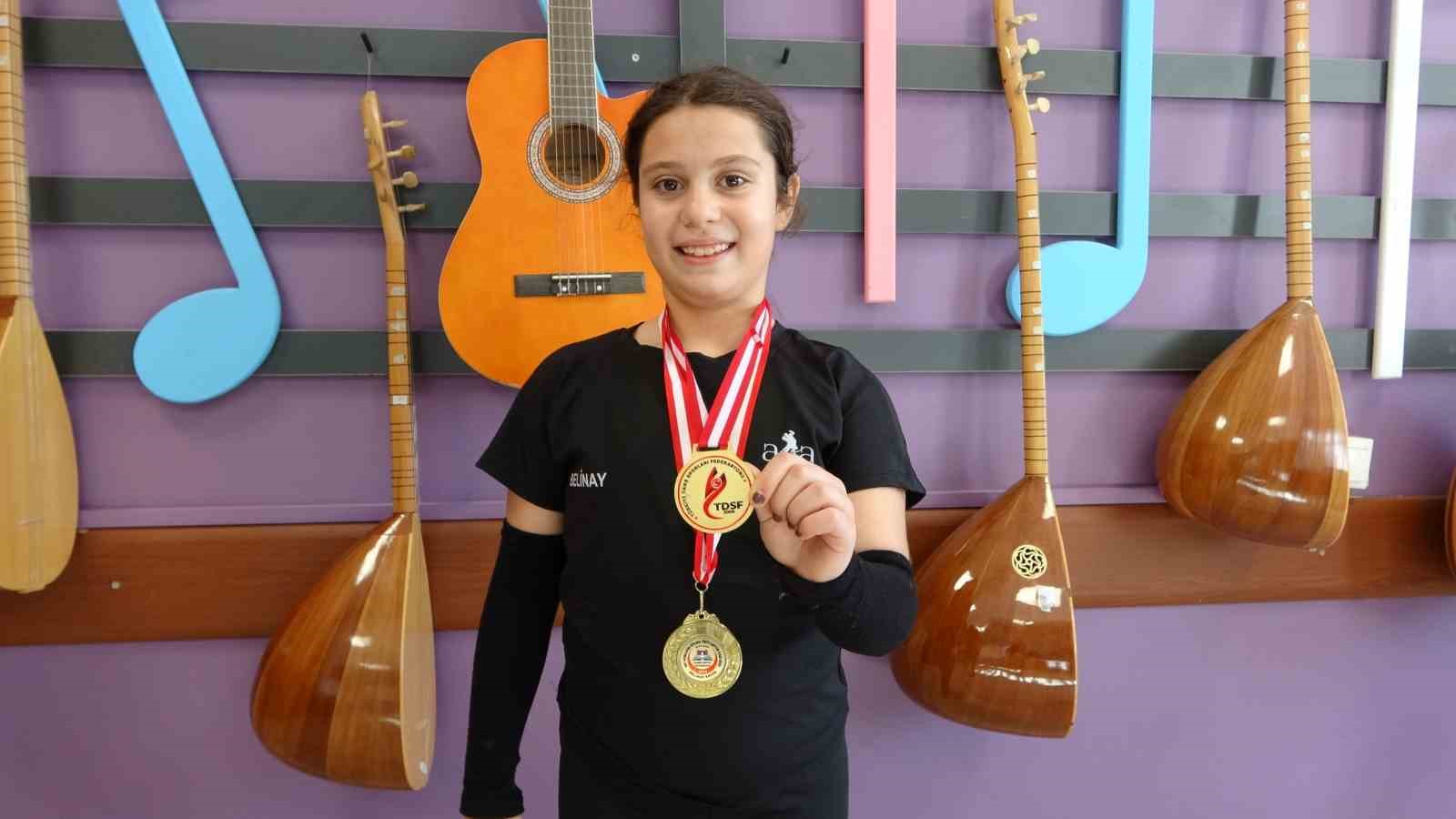Beş yaşında başladığı ’salsa’ yolculuğunda dört Türkiye birinciliği kazanan minik sporcunun yeni hedefi dünya şampiyonluğu
