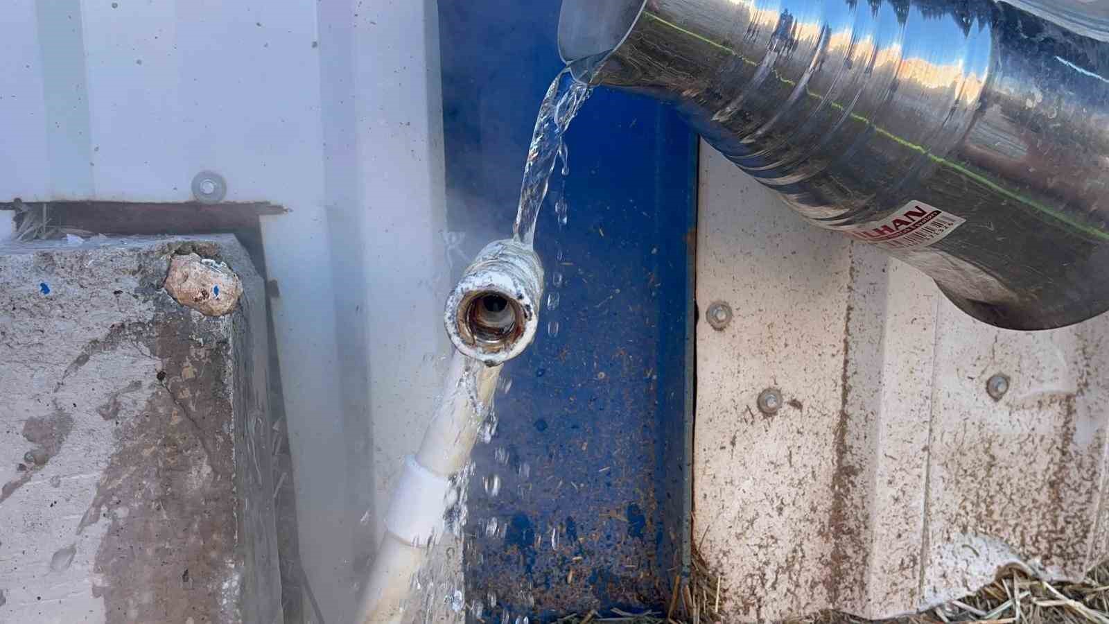 Besiciler donan su şebeklerini açmak için uğraşıyor
