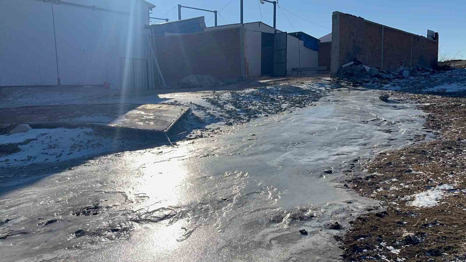 Besiciler donan su şebeklerini açmak için uğraşıyor
