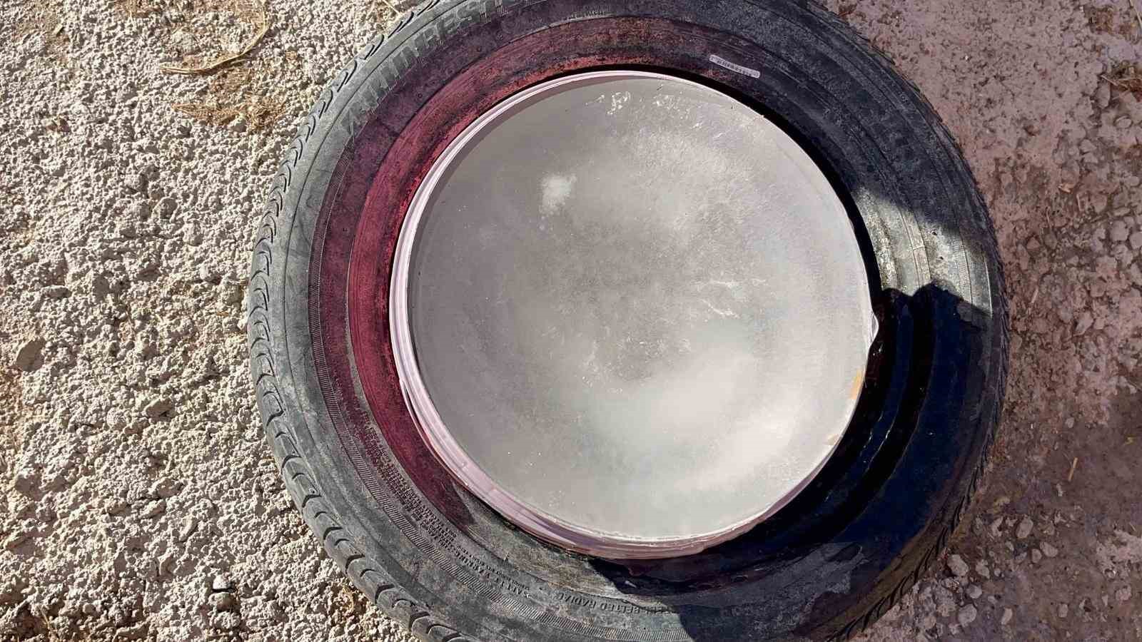 Besiciler donan su şebeklerini açmak için uğraşıyor
