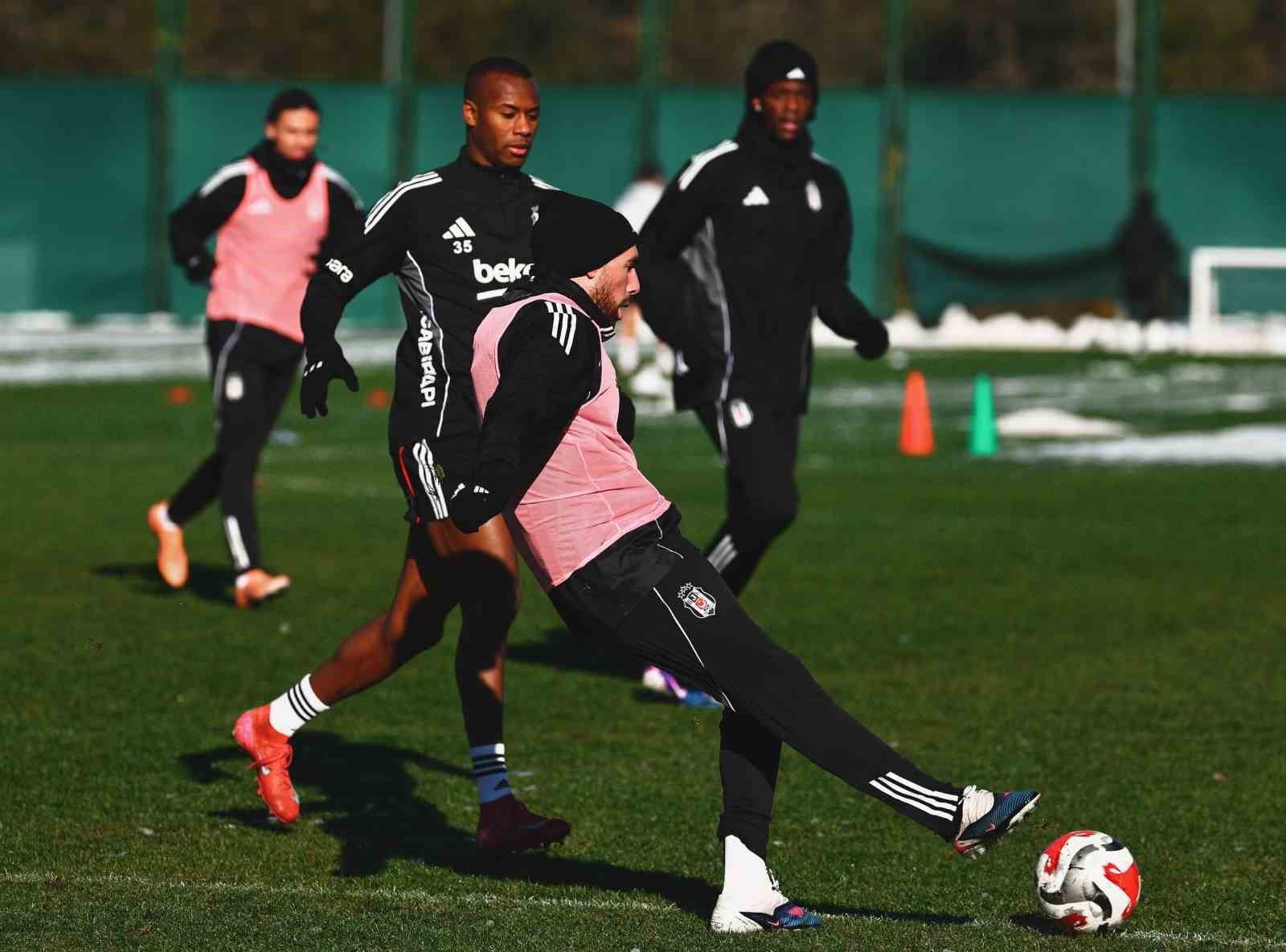 Beşiktaş, Antalya kampı öncesi son idmanını İstanbul’da yaptı
