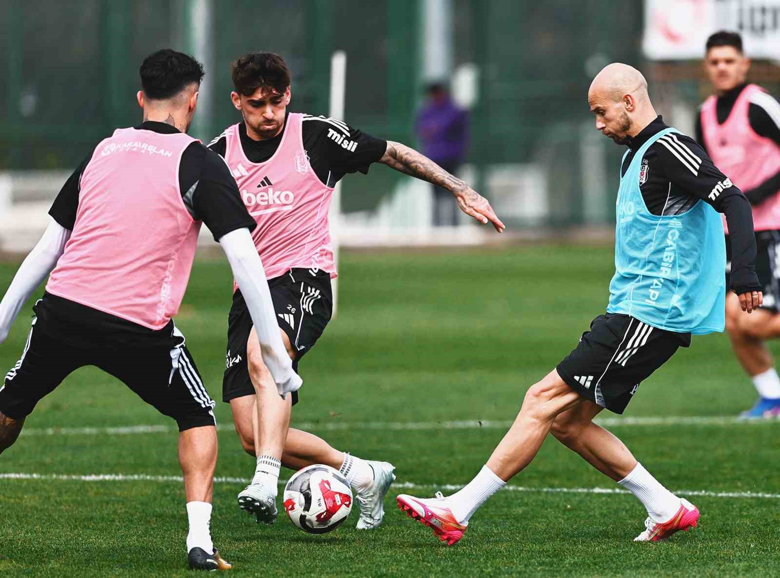 Beşiktaş, Antalyaspor maçı hazırlıklarını sürdürdü
