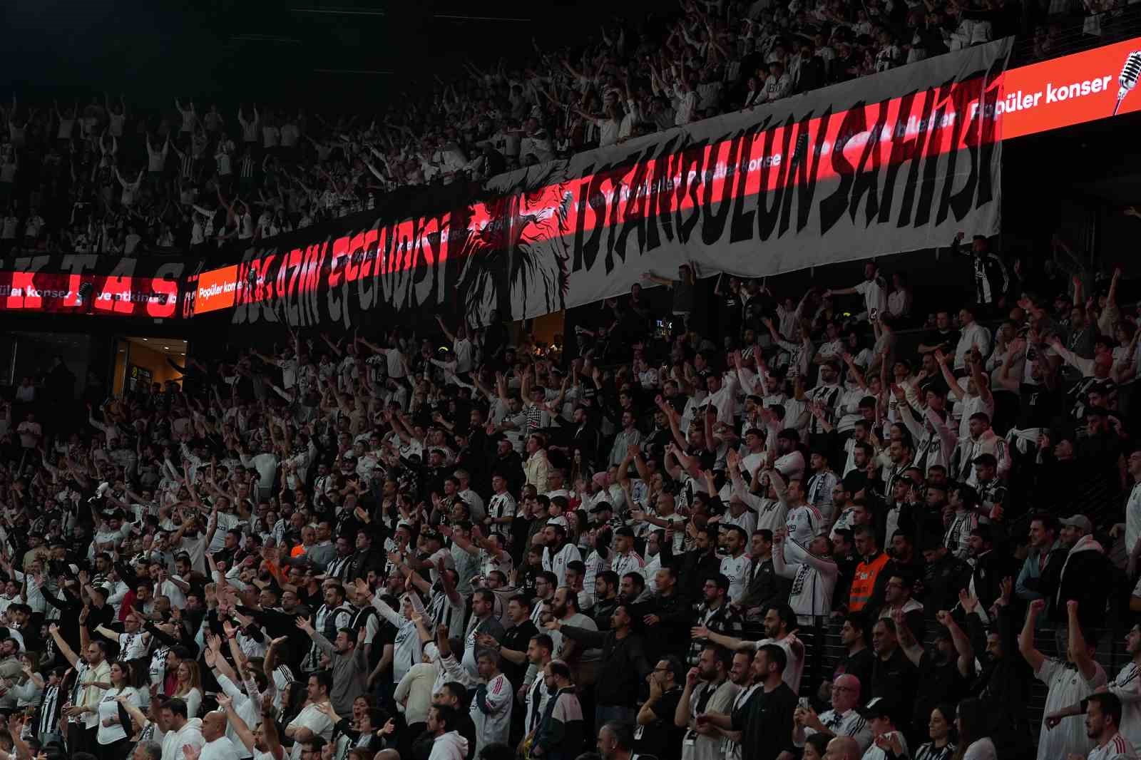 Beşiktaş - Fenerbahçe derbisine tribün olayları nedeniyle ara verildi
