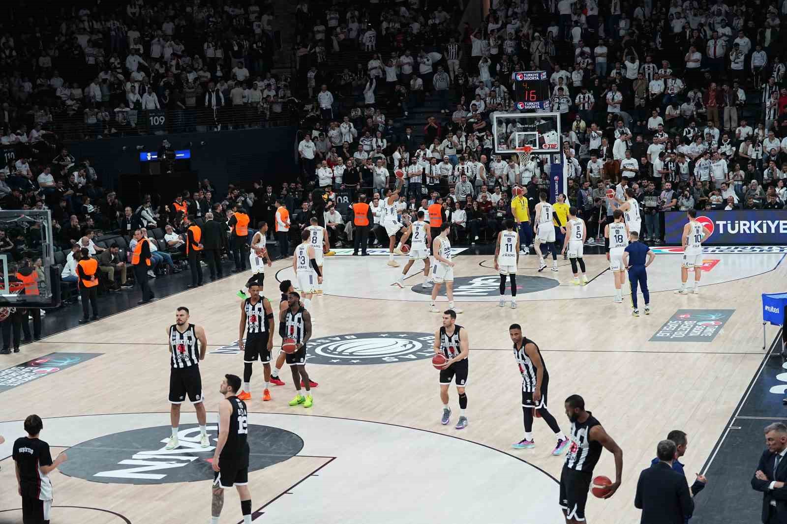 Beşiktaş - Fenerbahçe derbisine tribün olayları nedeniyle ara verildi
