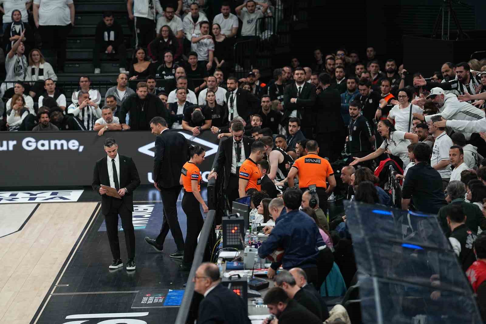 Beşiktaş - Fenerbahçe derbisine tribün olayları nedeniyle ara verildi
