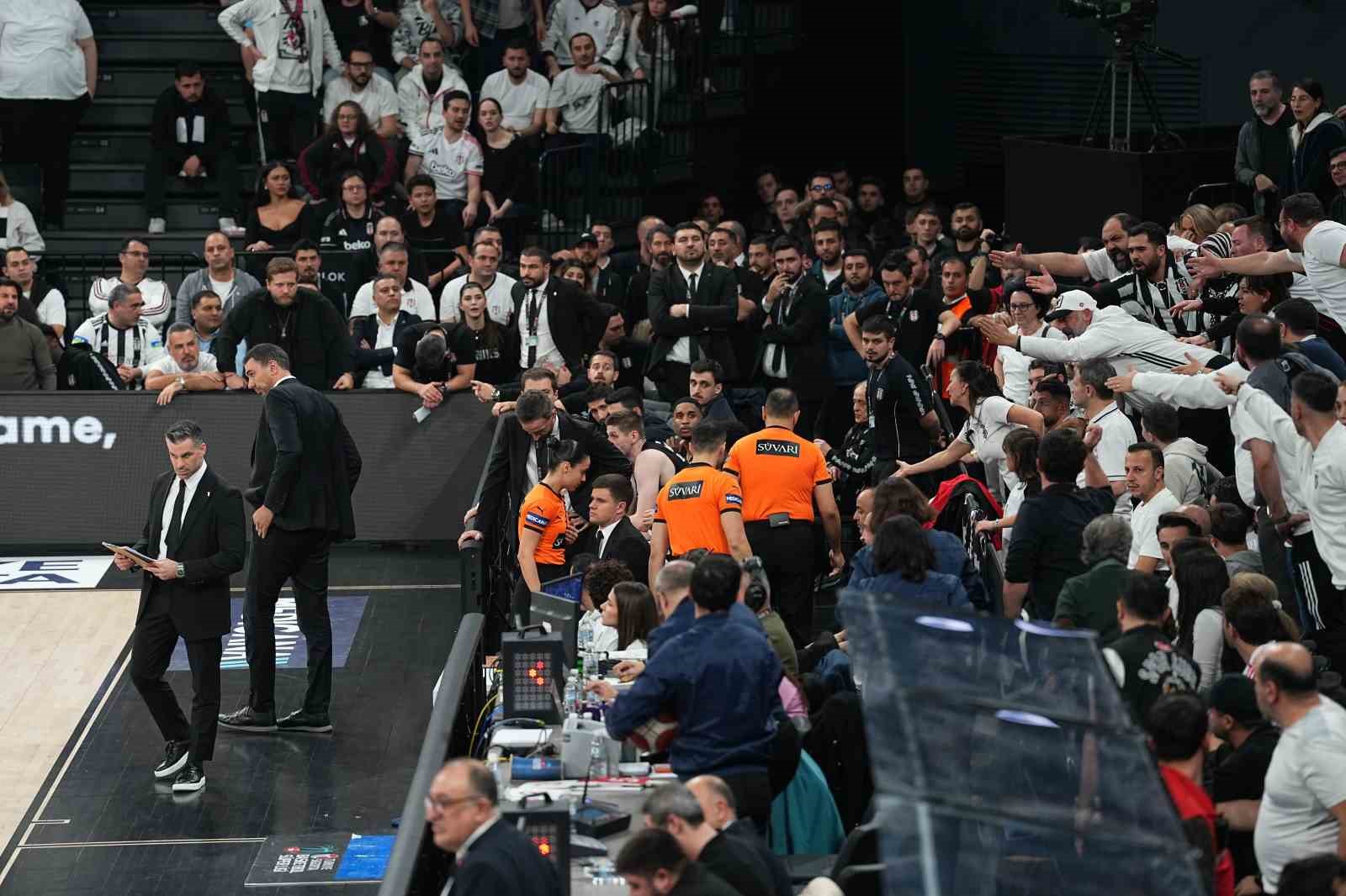Beşiktaş - Fenerbahçe derbisine tribün olayları nedeniyle ara verildi
