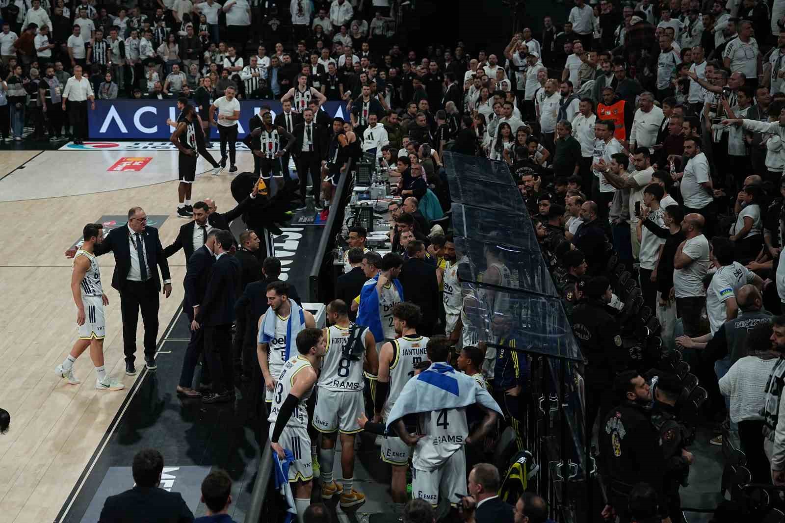 Beşiktaş - Fenerbahçe derbisine tribün olayları nedeniyle ara verildi
