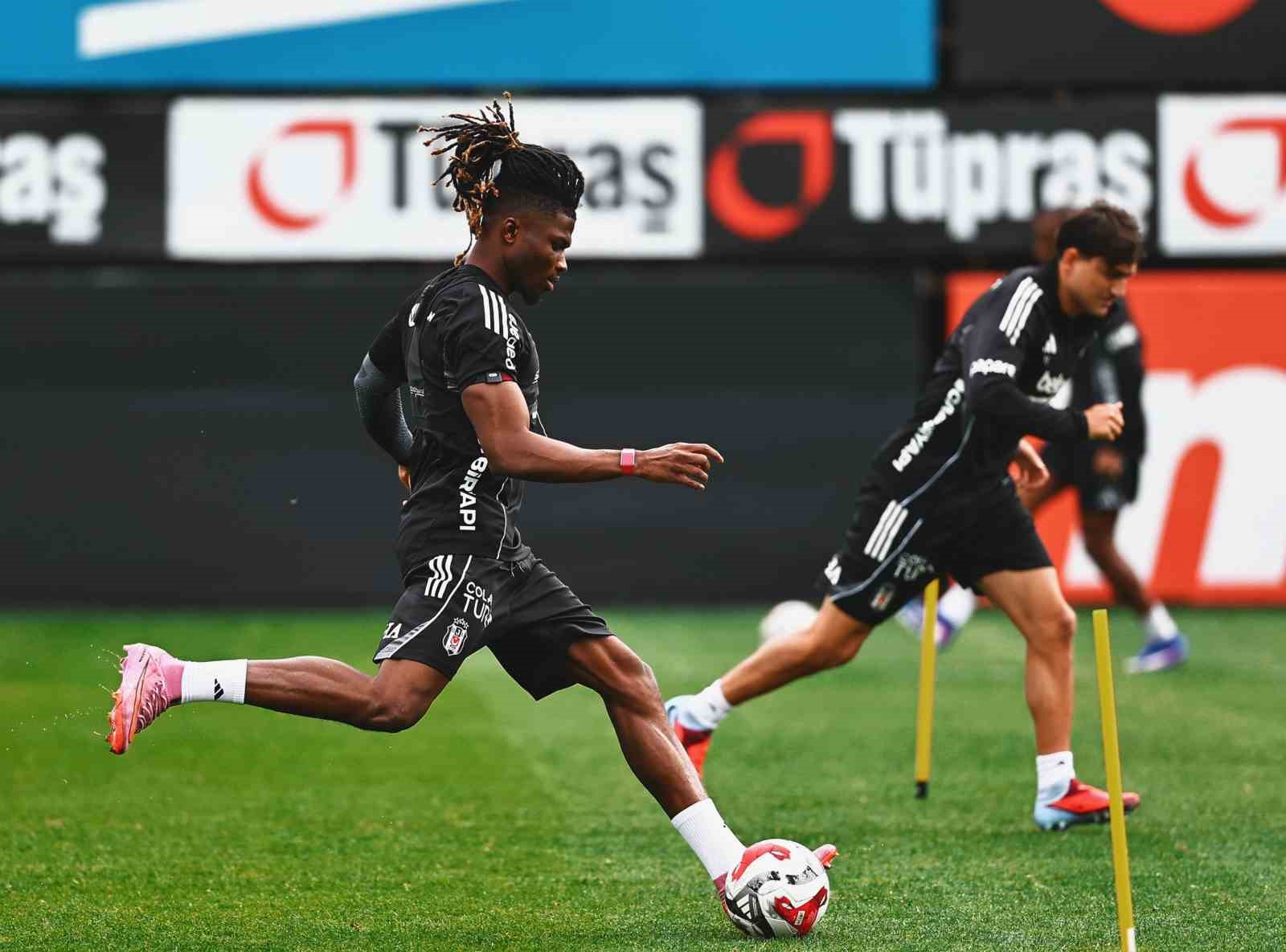 Beşiktaş, Fenerbahçe maçı hazırlıklarını sürdürdü

