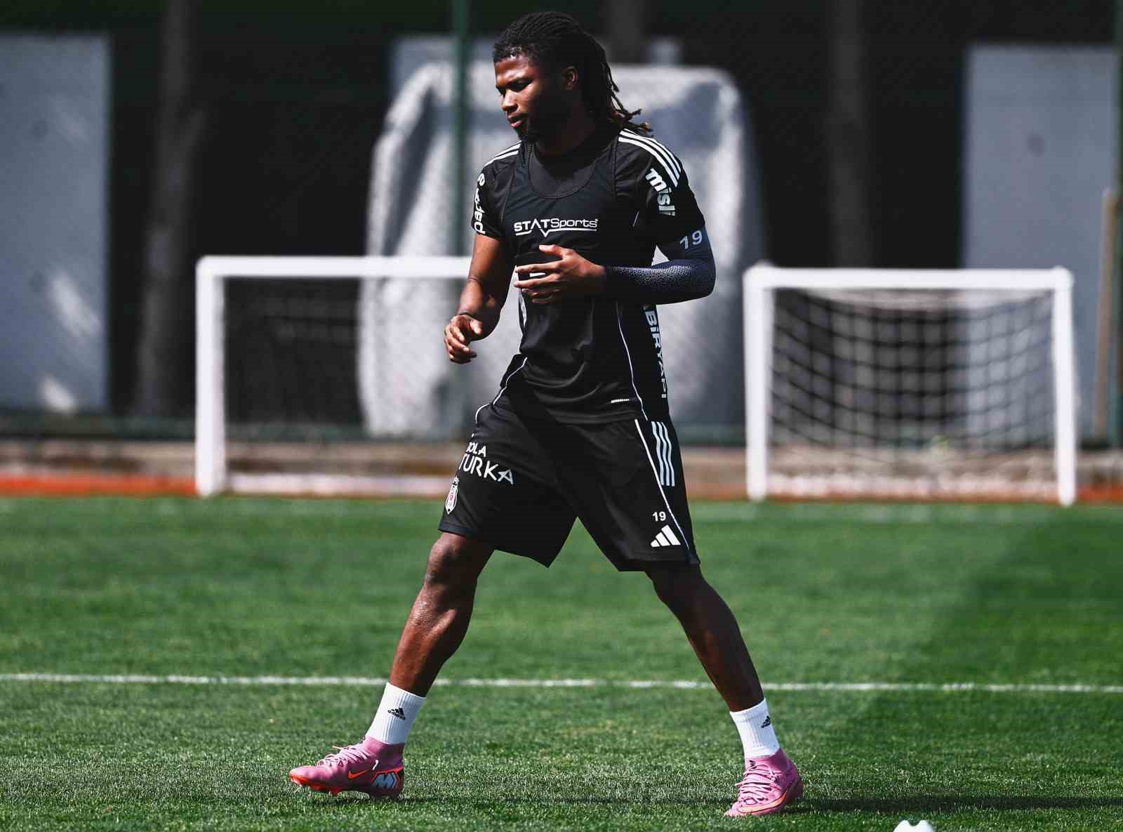 Beşiktaş, Fenerbahçe maçının hazırlıklarını sürdürdü
