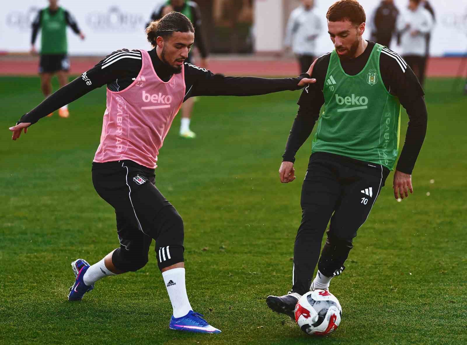 Beşiktaş, günü çift antrenmanla tamamladı
