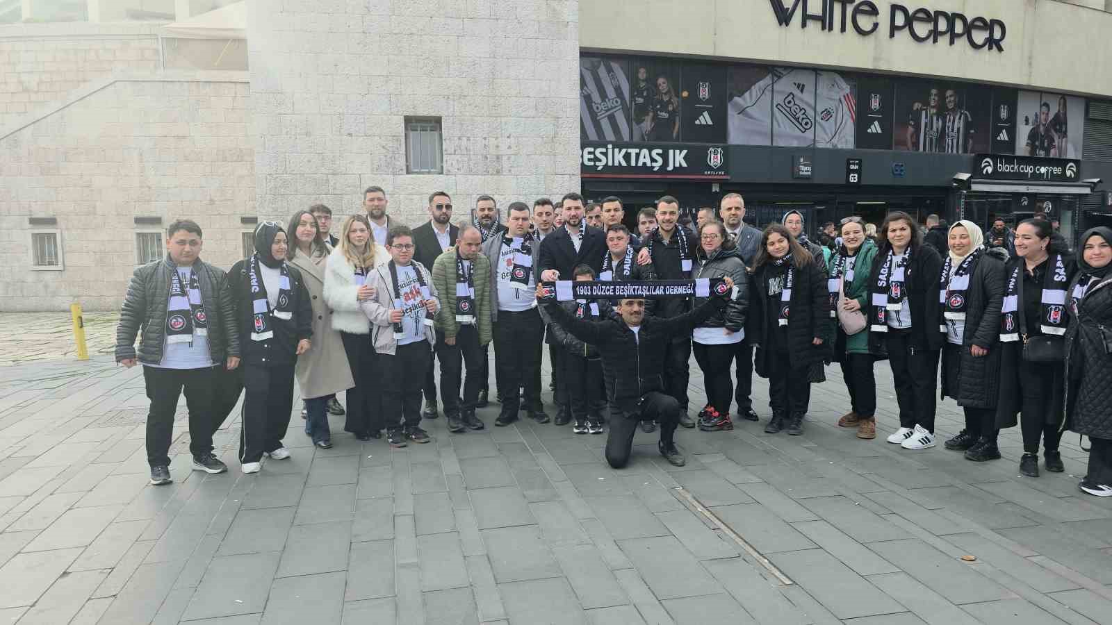 Beşiktaş, kafe çalışanı özel bireyleri ağırladı
