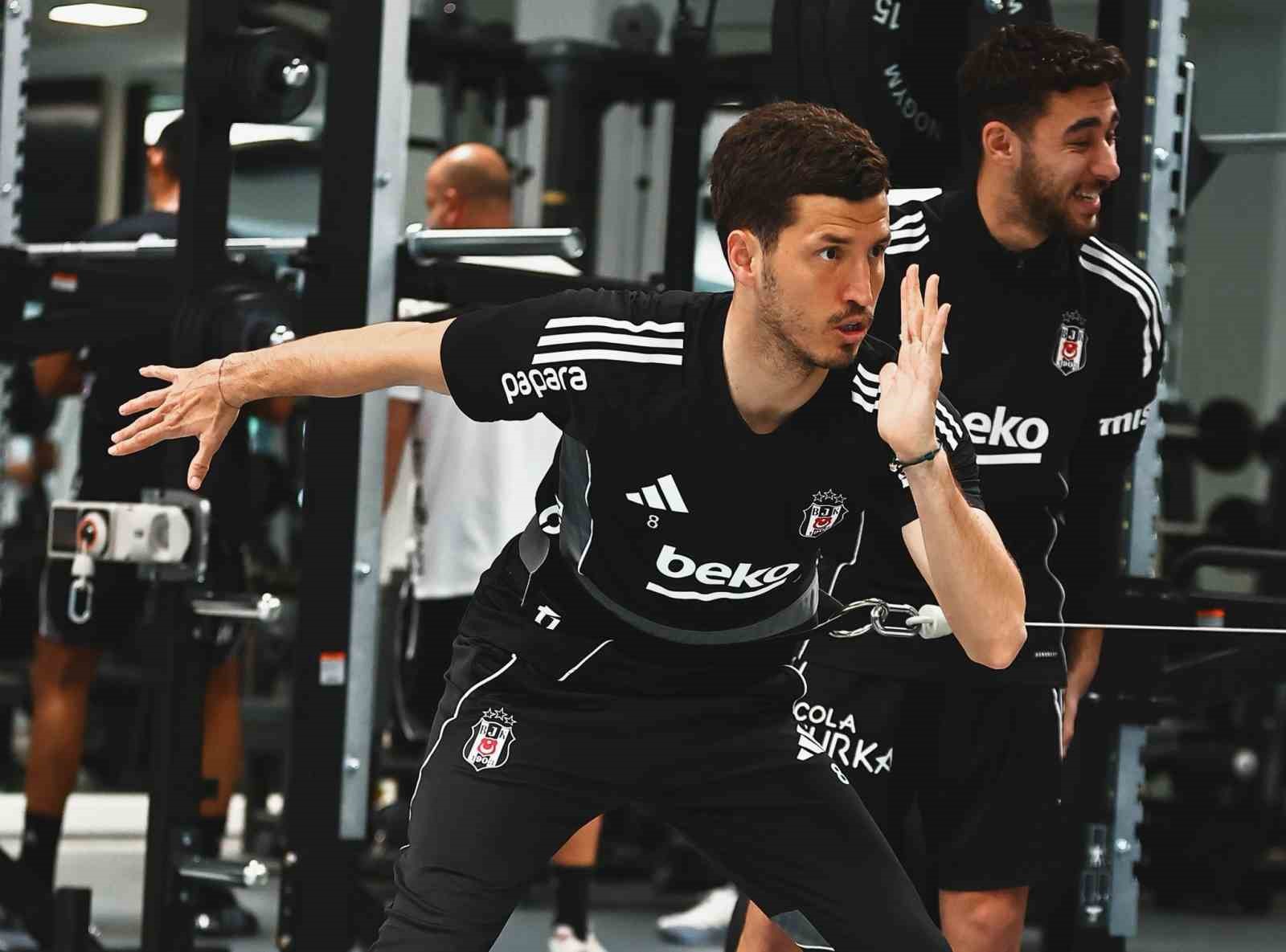 Beşiktaş salonda çalıştı
