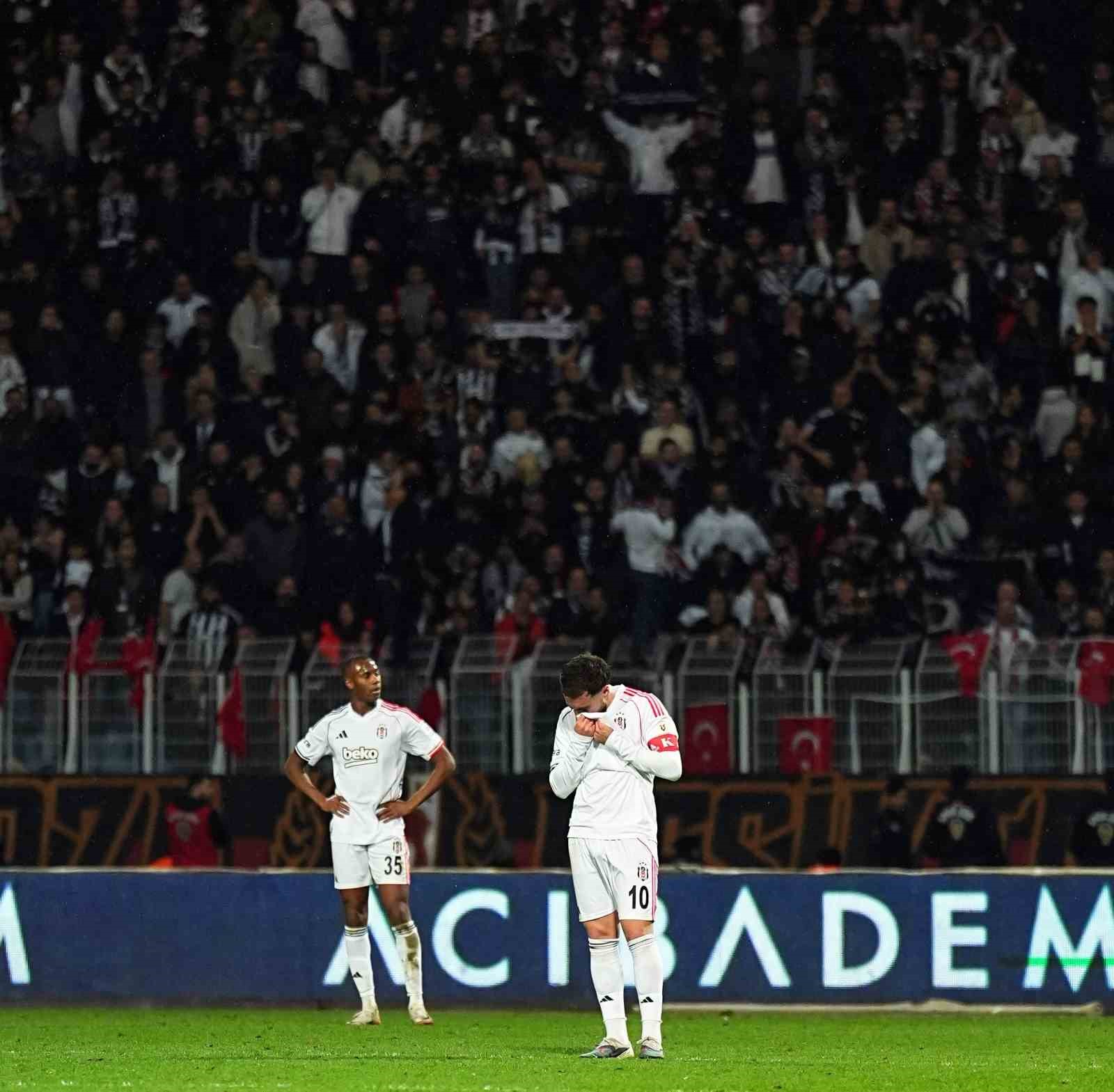 Beşiktaş taraftarı yönetimi istifaya davet etti
