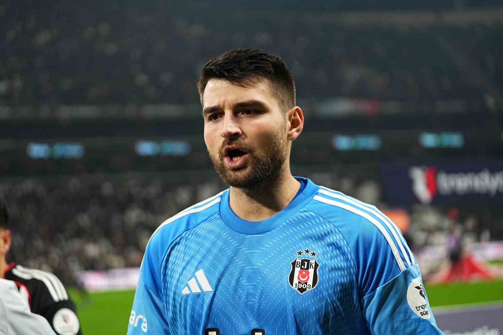Beşiktaş taraftarından kaleci Ersin’e önce tepki, sonra destek
