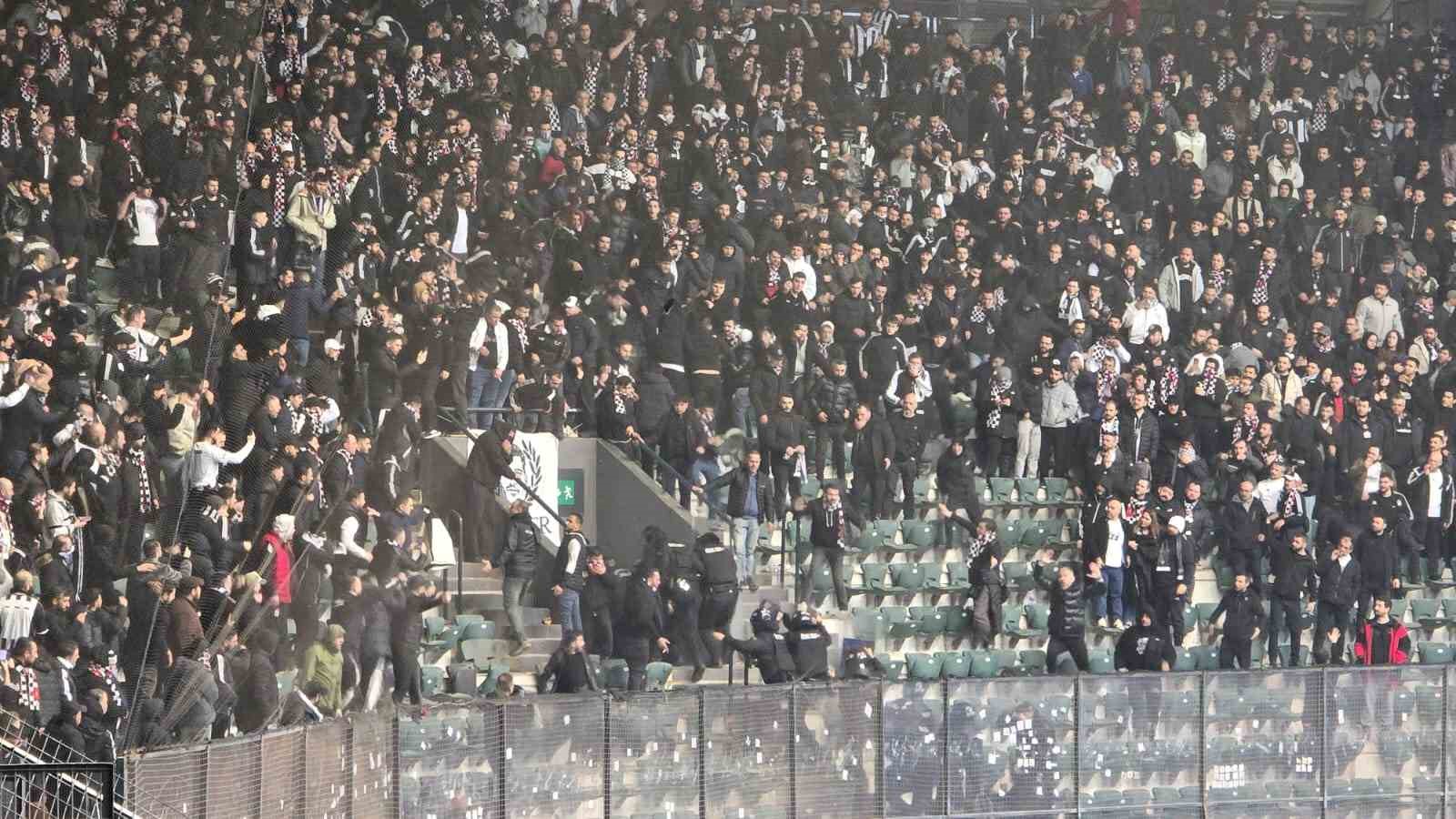 Beşiktaş tribünü karıştı, 15 taraftara adli işlem yapıldı
