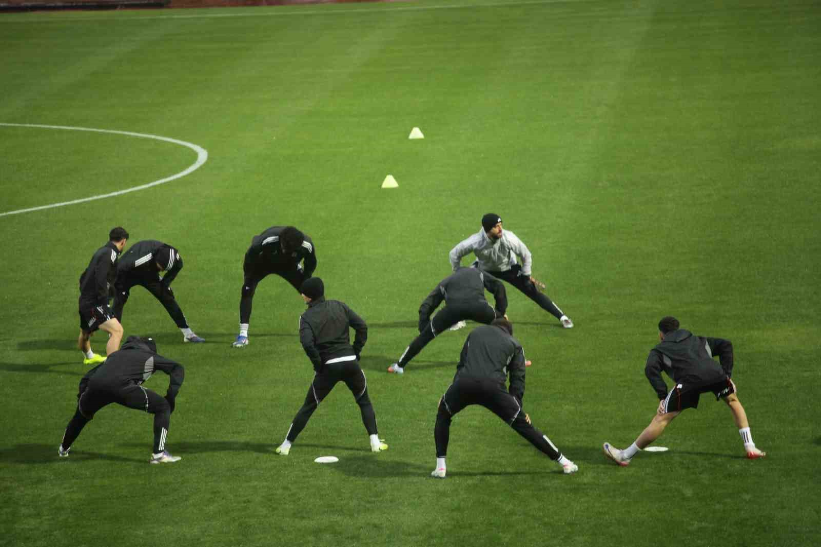 Beşiktaş, yoğun yağış ve rüzgar altında hazırlıklarına devam etti

