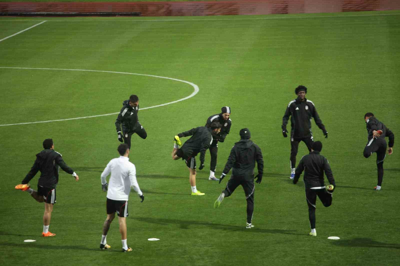 Beşiktaş, yoğun yağış ve rüzgar altında hazırlıklarına devam etti
