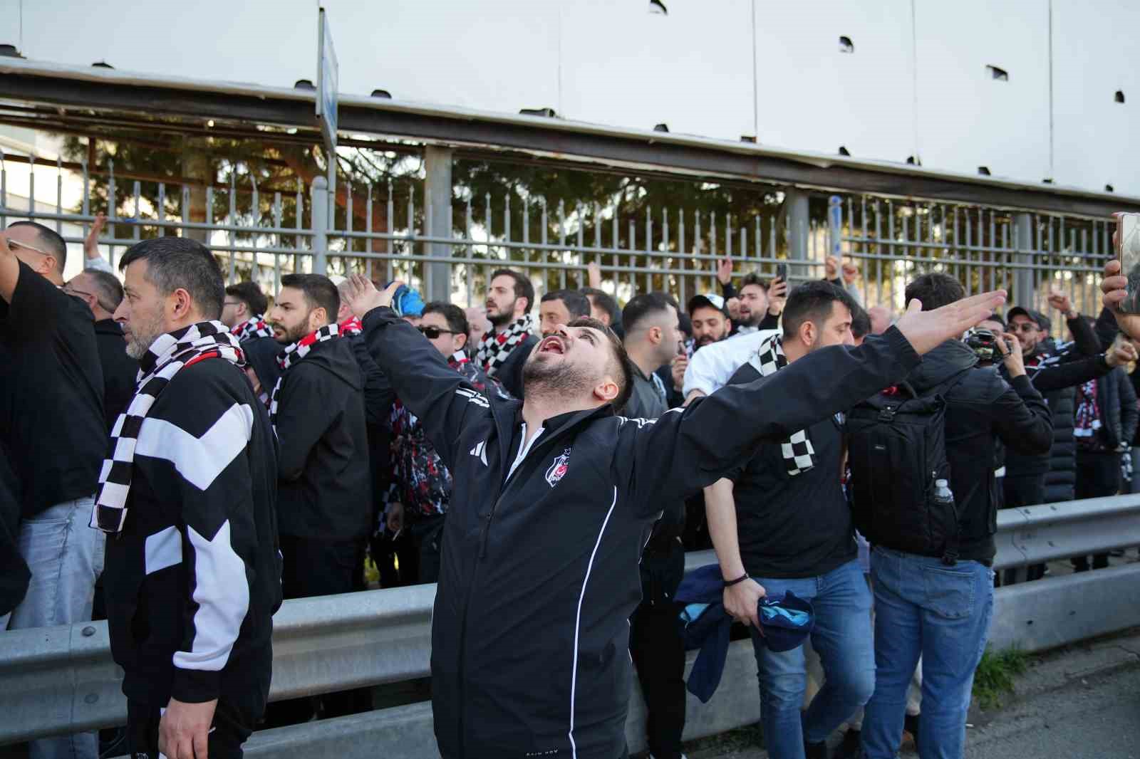 Beşiktaşlı taraftarlar derbi için Kadıköy’de
