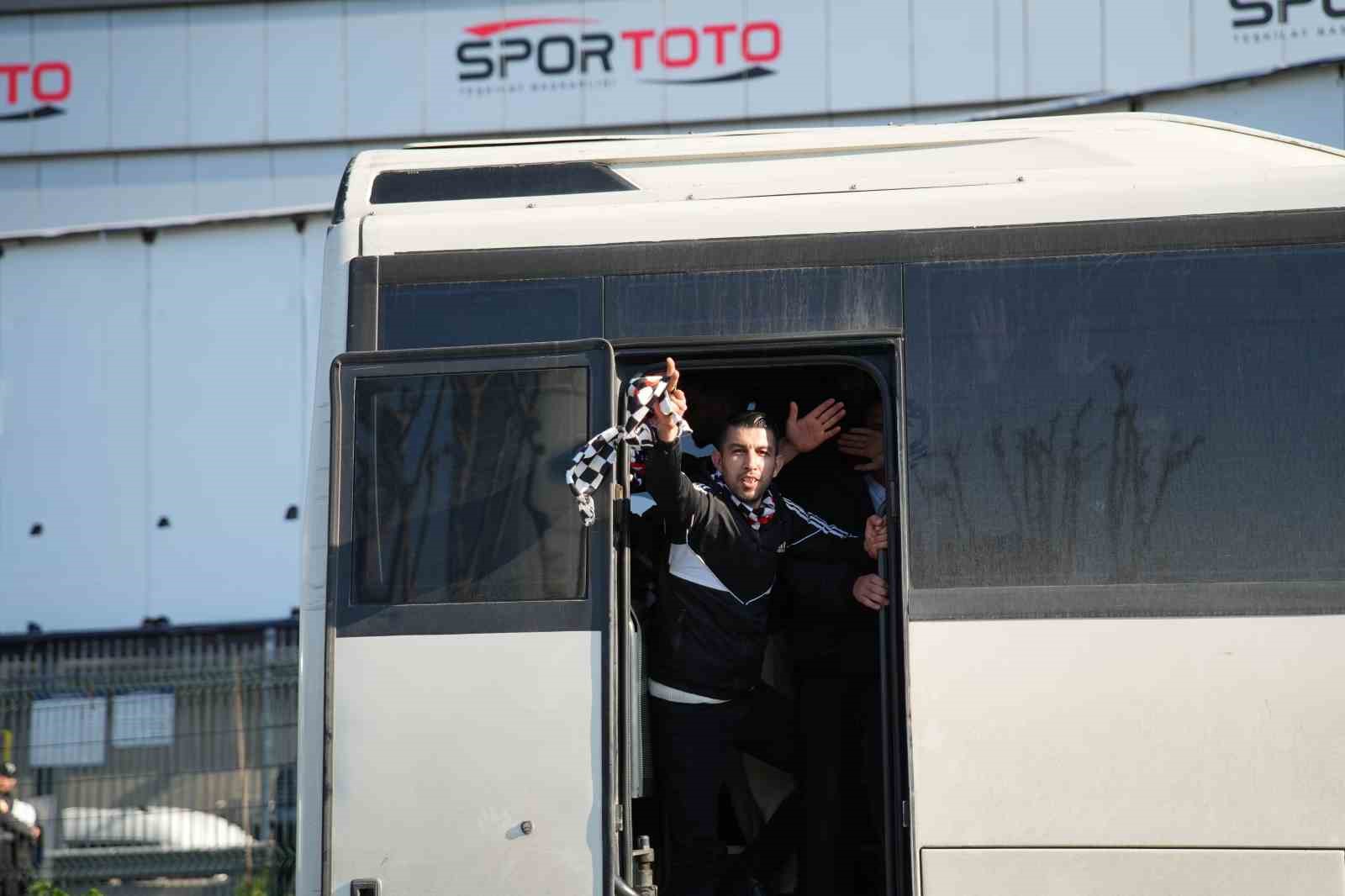 Beşiktaşlı taraftarlar derbi için Kadıköy’de
