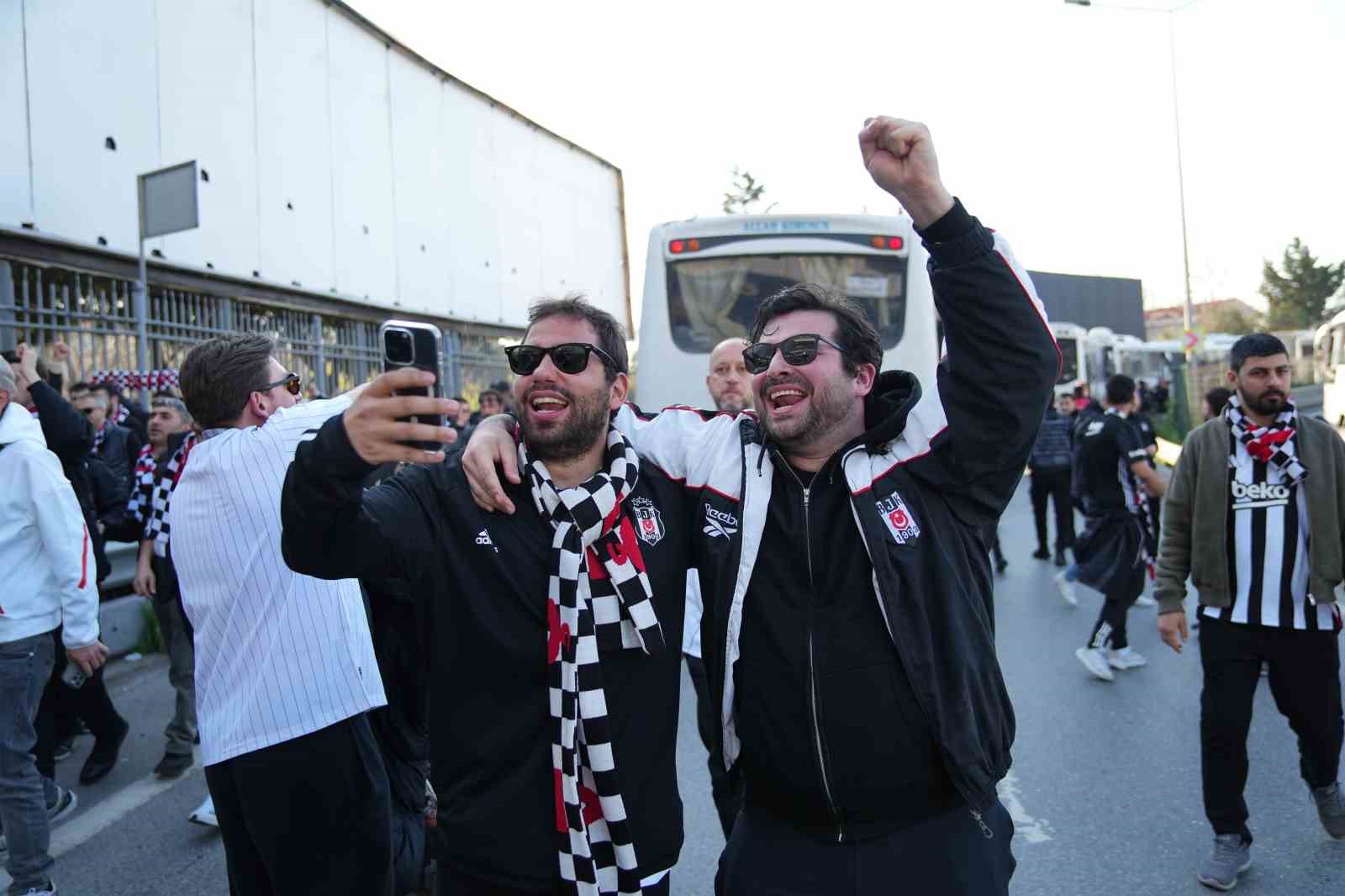 Beşiktaşlı taraftarlar derbi için Kadıköy’de
