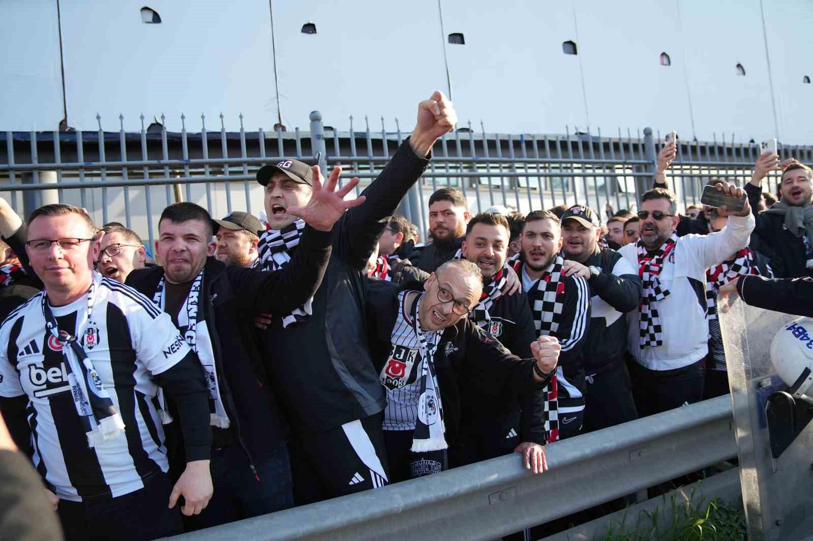 Beşiktaşlı taraftarlar derbi için Kadıköy’de
