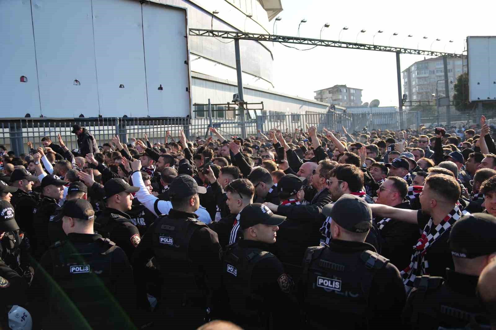 Beşiktaşlı taraftarlar derbi için Kadıköy’de
