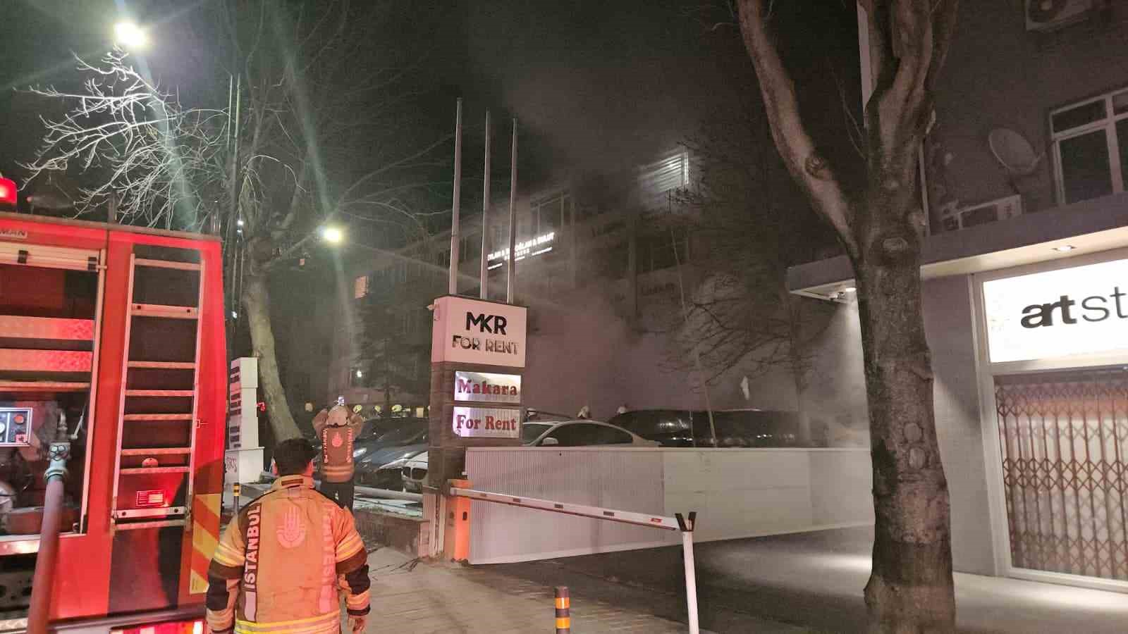 Beşiktaş’ta araç kiralama şirketinde çıkan yangında yaklaşık 100 milyon değerinde 15 araç alevlere teslim oldu
