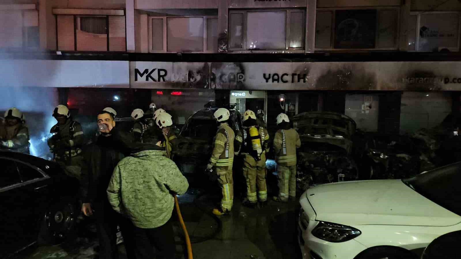 Beşiktaş’ta araç kiralama şirketinde çıkan yangında yaklaşık 100 milyon değerinde 15 araç alevlere teslim oldu
