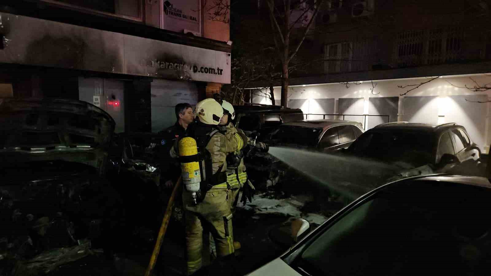 Beşiktaş’ta araç kiralama şirketinde çıkan yangında yaklaşık 100 milyon değerinde 15 araç alevlere teslim oldu
