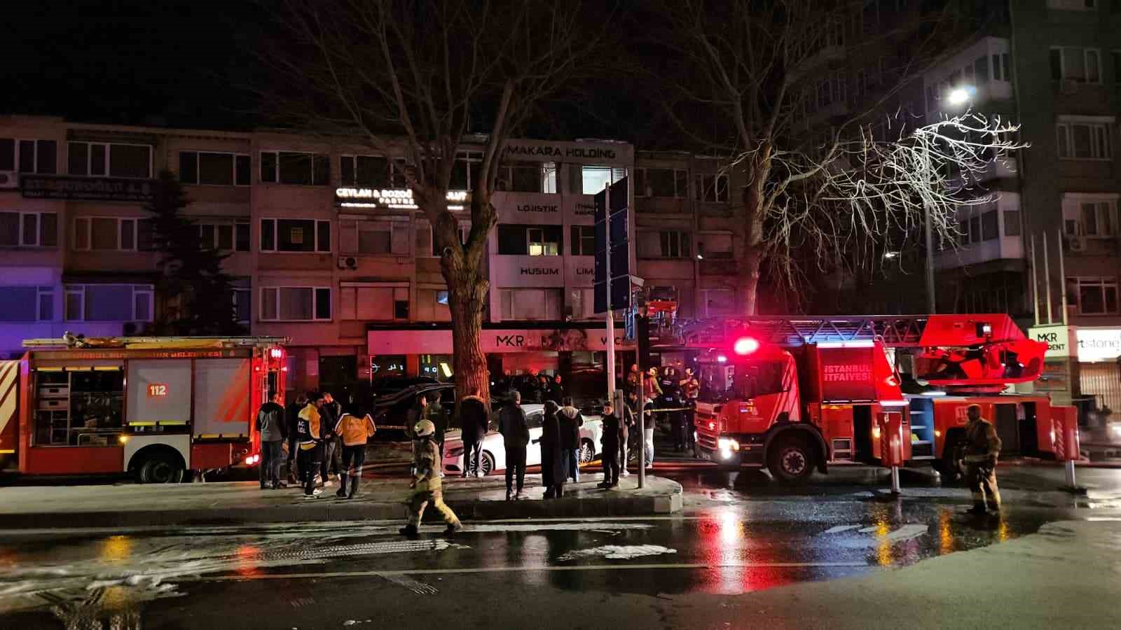 Beşiktaş’ta araç kiralama şirketinde çıkan yangında yaklaşık 100 milyon değerinde 15 araç alevlere teslim oldu
