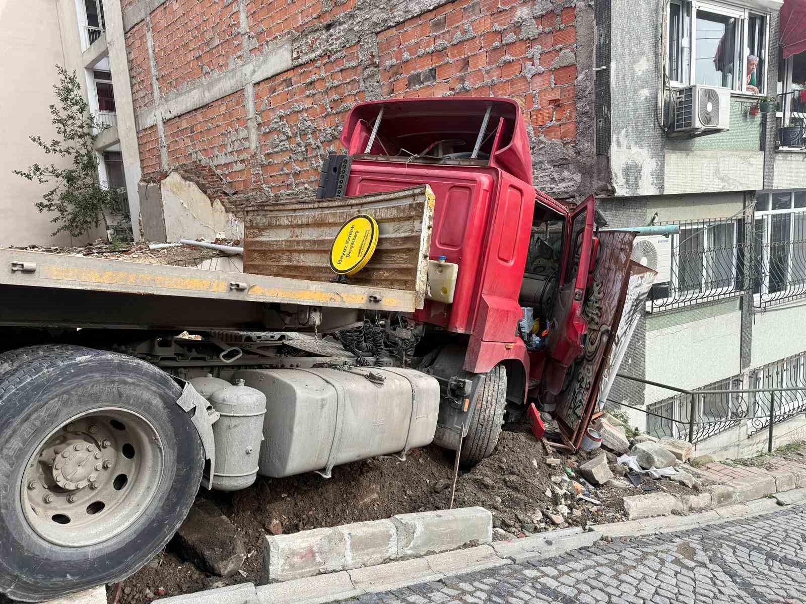 Beşiktaş’ta facianın eşiğinden dönüldü: Freni boşalan tır binaya çarptı
