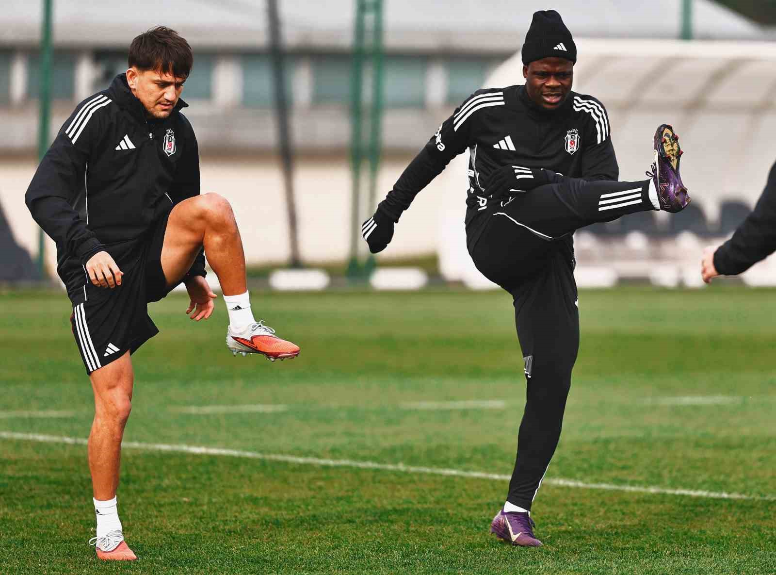 Beşiktaş’ta Junior Olaitan ilk idmanına çıktı
