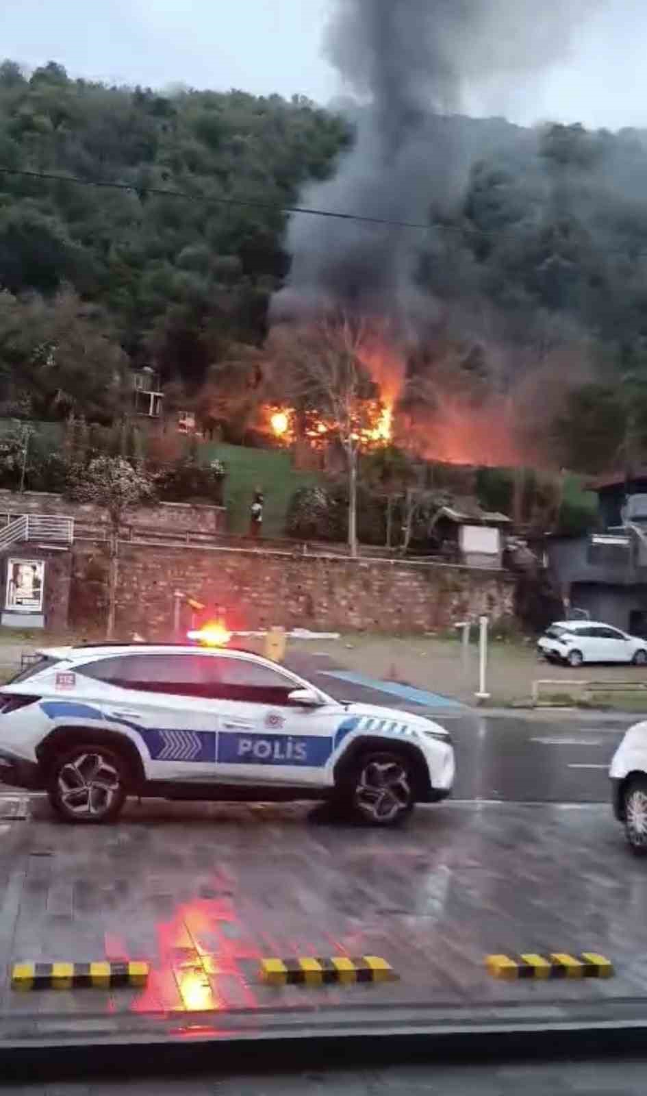 Beşiktaş’ta korkutan yangın: Müştemilat alev alev yandı
