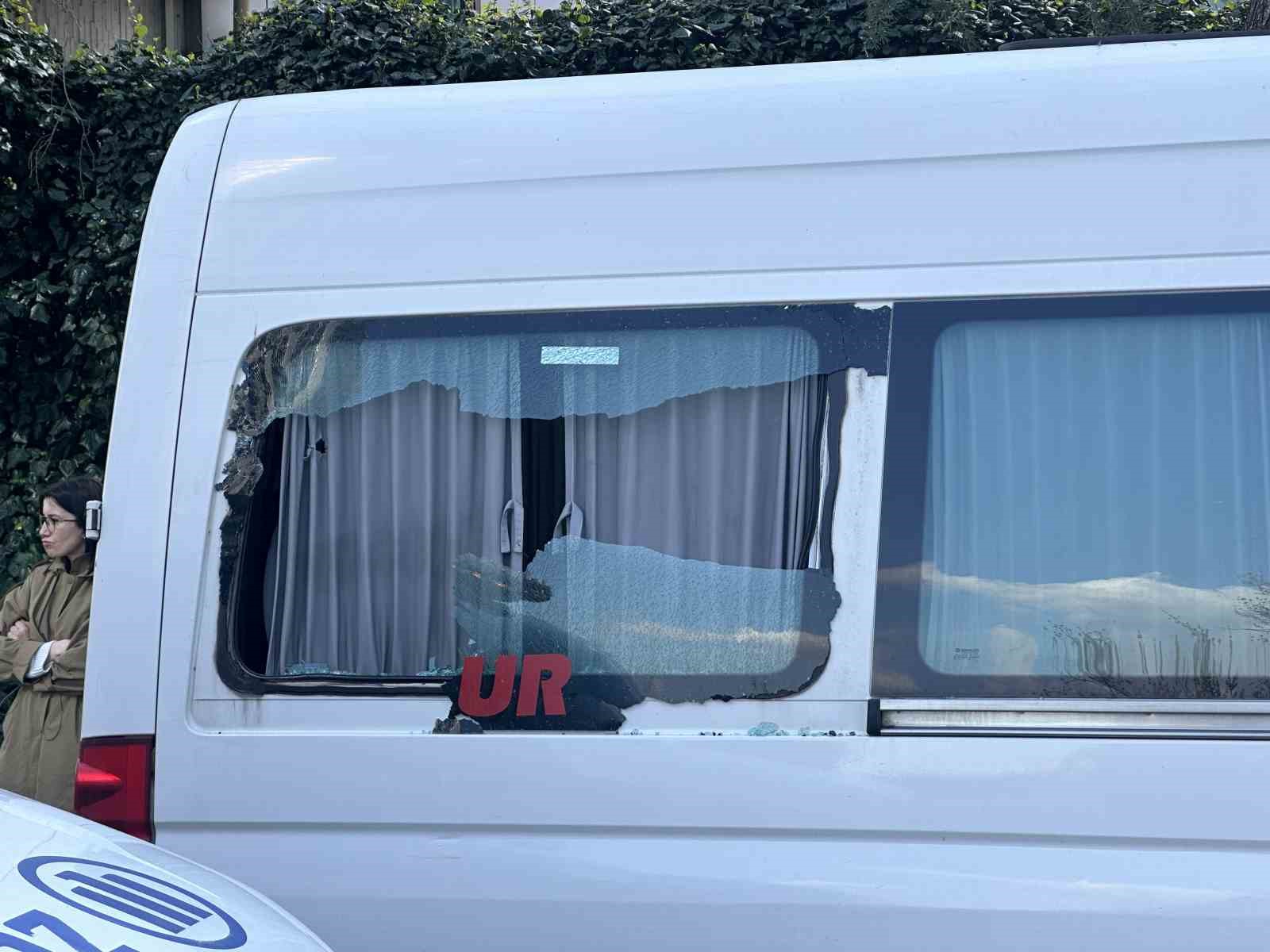 Beşiktaş’ta kurşun yağmurunda kalan servis araçları görüntülendi
Beşiktaş’ta kurşun yağmurunda kalan servis araçları görüntülendi