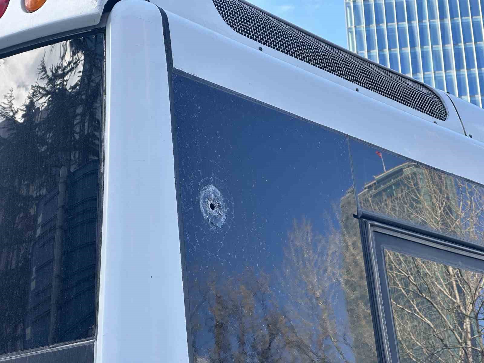 Beşiktaş’ta kurşun yağmurunda kalan servis araçları görüntülendi
Beşiktaş’ta kurşun yağmurunda kalan servis araçları görüntülendi