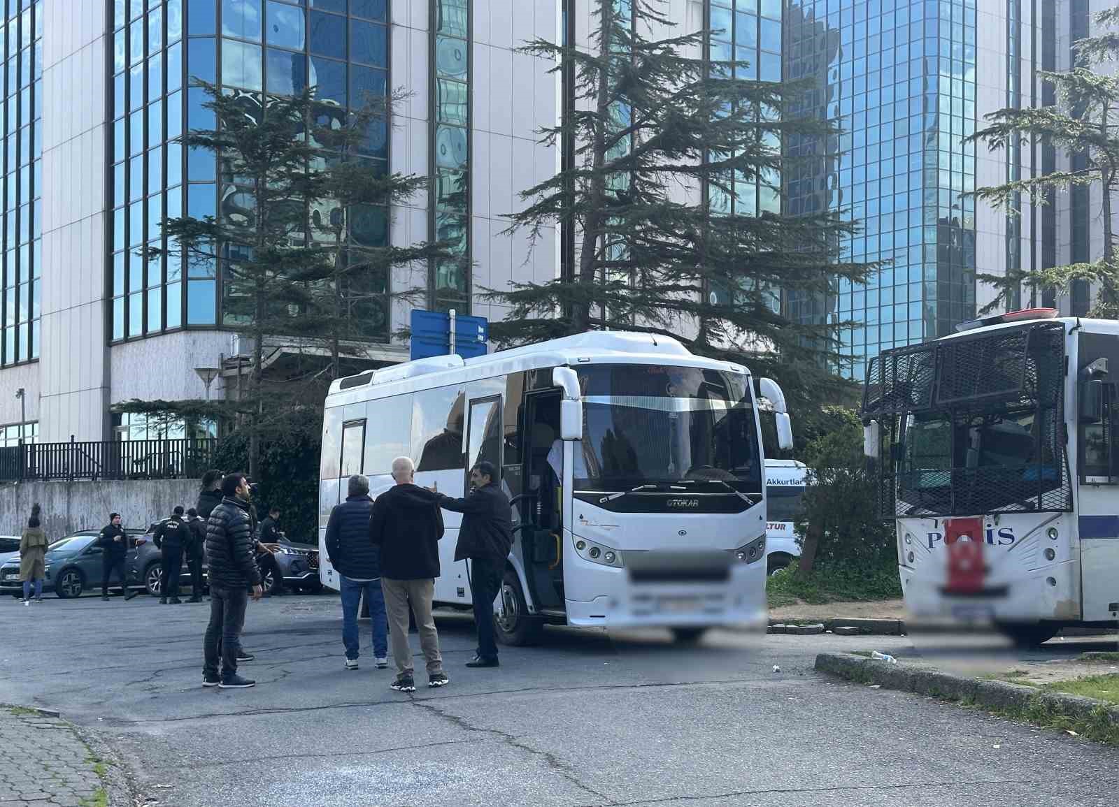 Beşiktaş’ta kurşun yağmurunda kalan servis araçları görüntülendi
Beşiktaş’ta kurşun yağmurunda kalan servis araçları görüntülendi