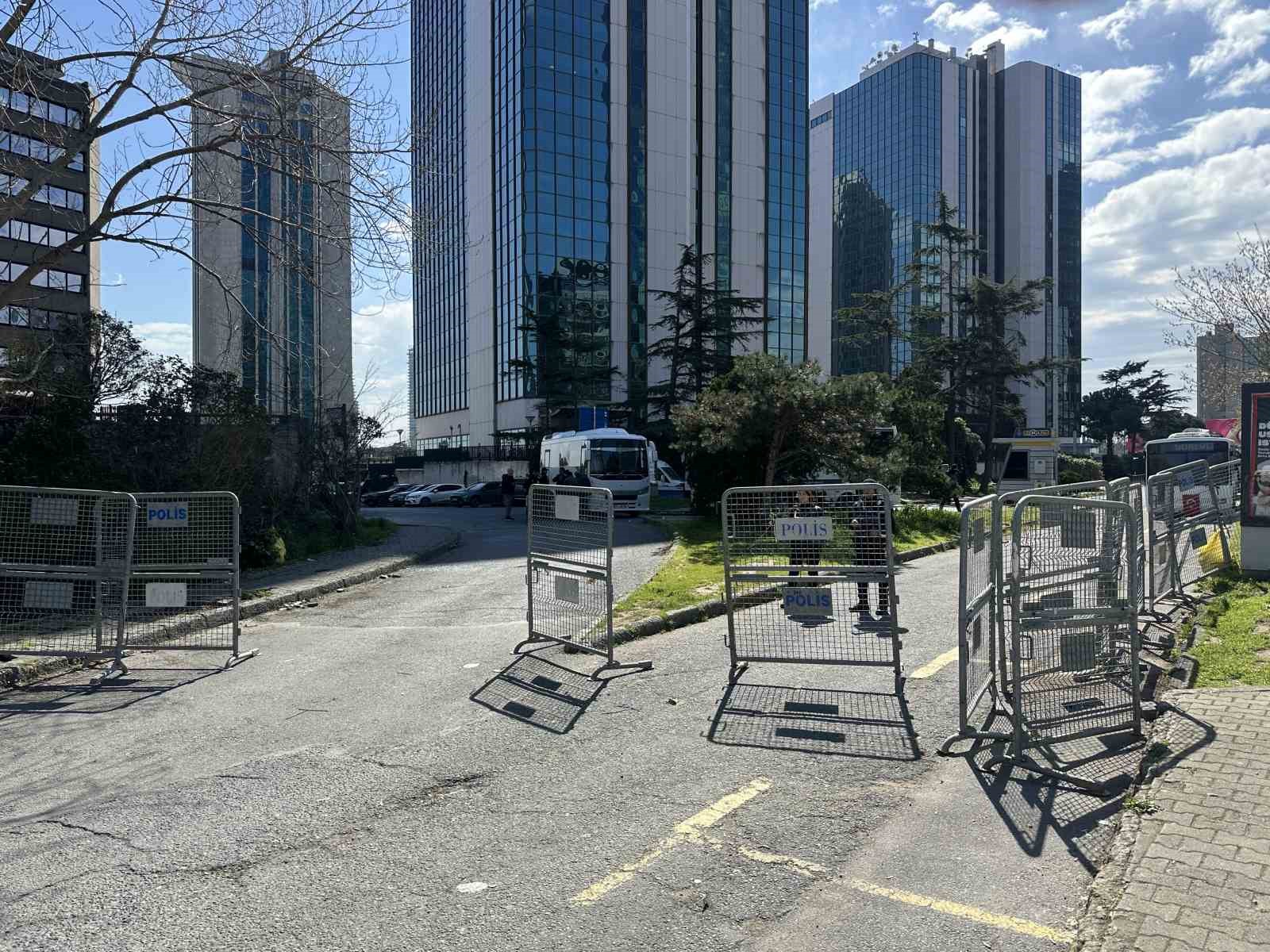 Beşiktaş’ta kurşun yağmurunda kalan servis araçları görüntülendi
Beşiktaş’ta kurşun yağmurunda kalan servis araçları görüntülendi