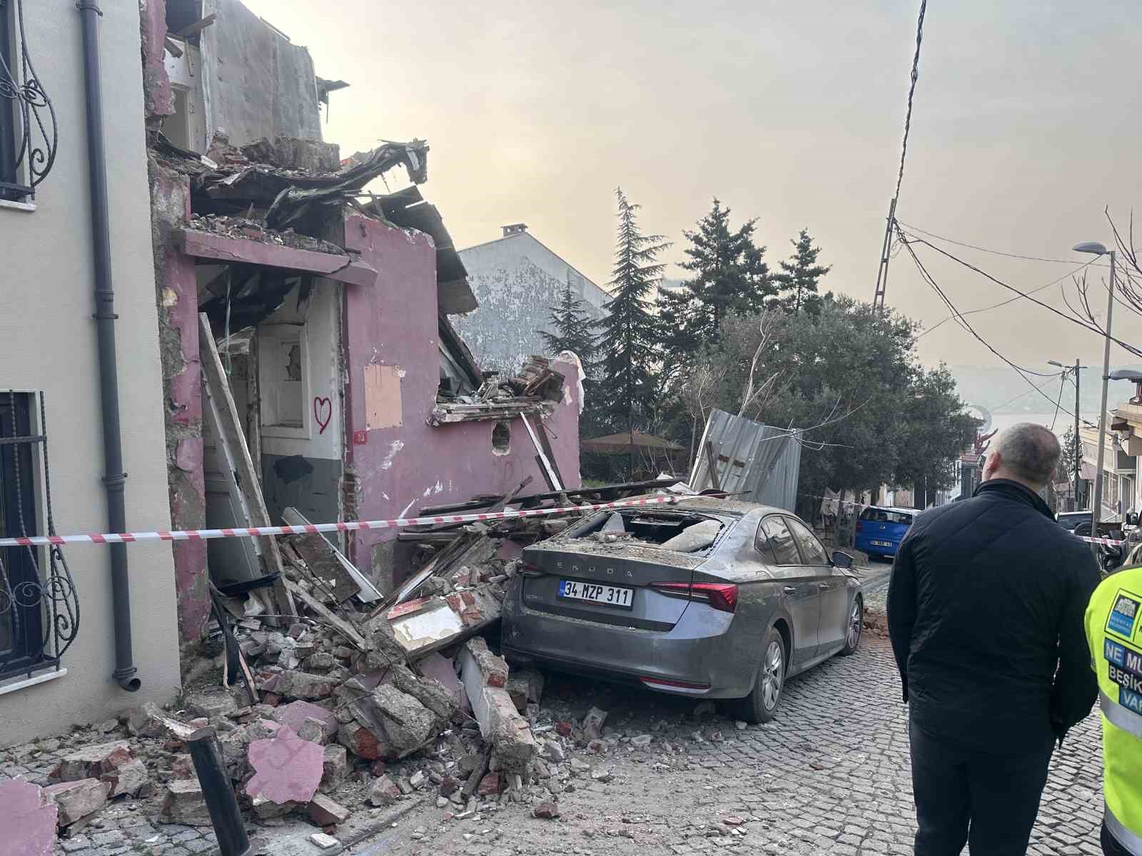 Beşiktaş’ta metruk bina park halindeki aracın üzerine çöktü
