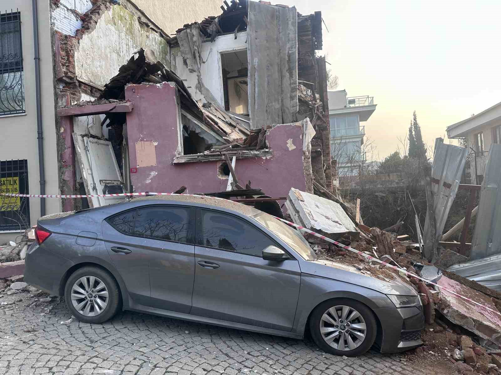 Beşiktaş’ta metruk bina park halindeki aracın üzerine çöktü
