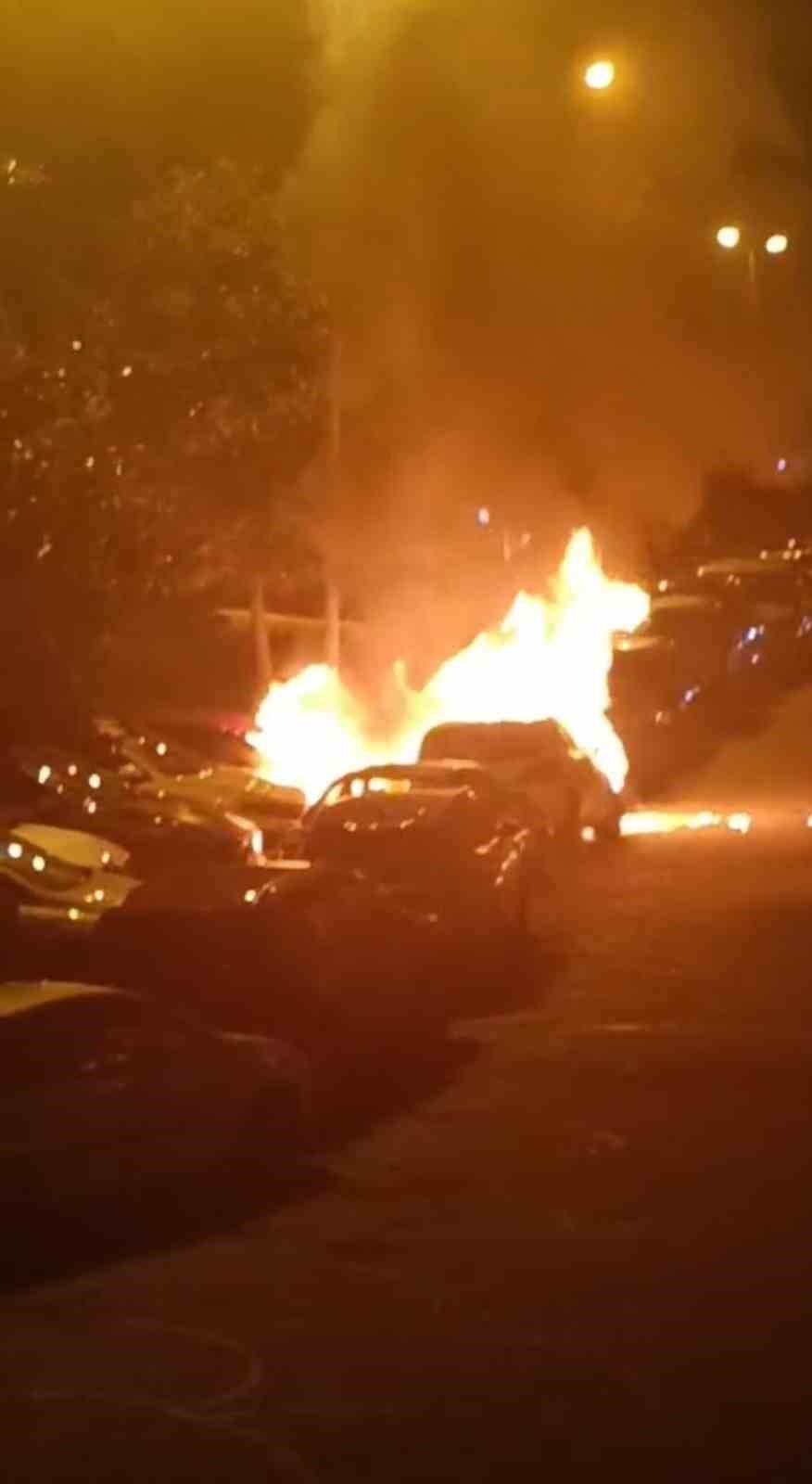 Beşiktaş’ta park halindeki 4 otomobil alev alev yandı
