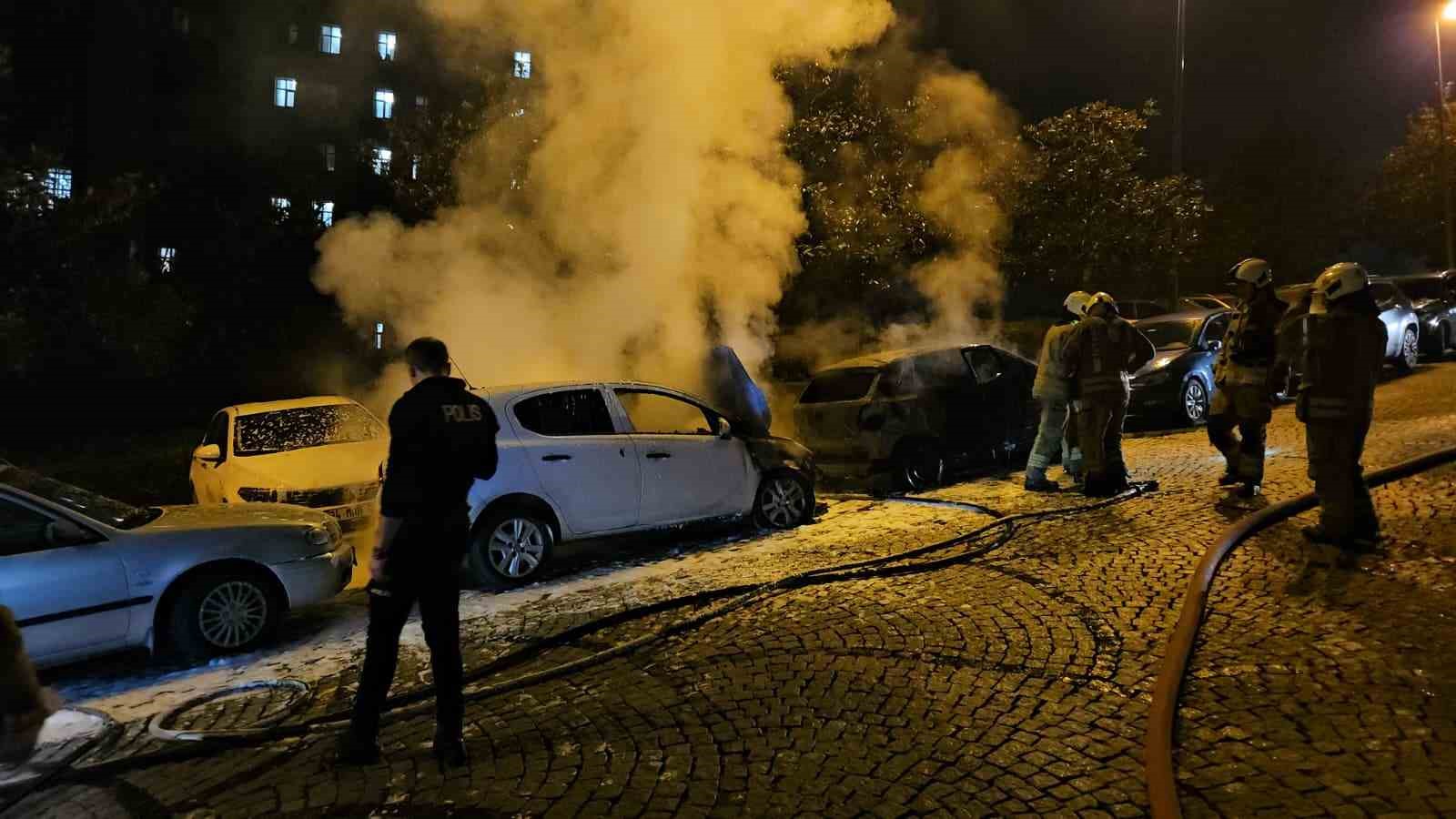 Beşiktaş’ta park halindeki 4 otomobil alev alev yandı
