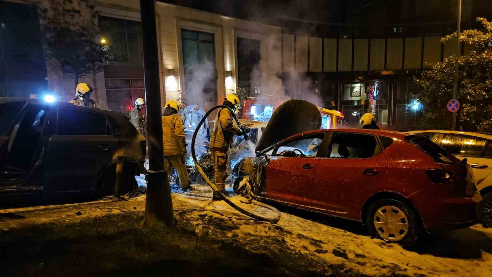 Beşiktaş’ta park halindeki 4 otomobil alev alev yandı
