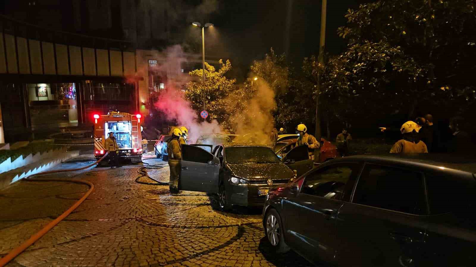 Beşiktaş’ta park halindeki 4 otomobil alev alev yandı
