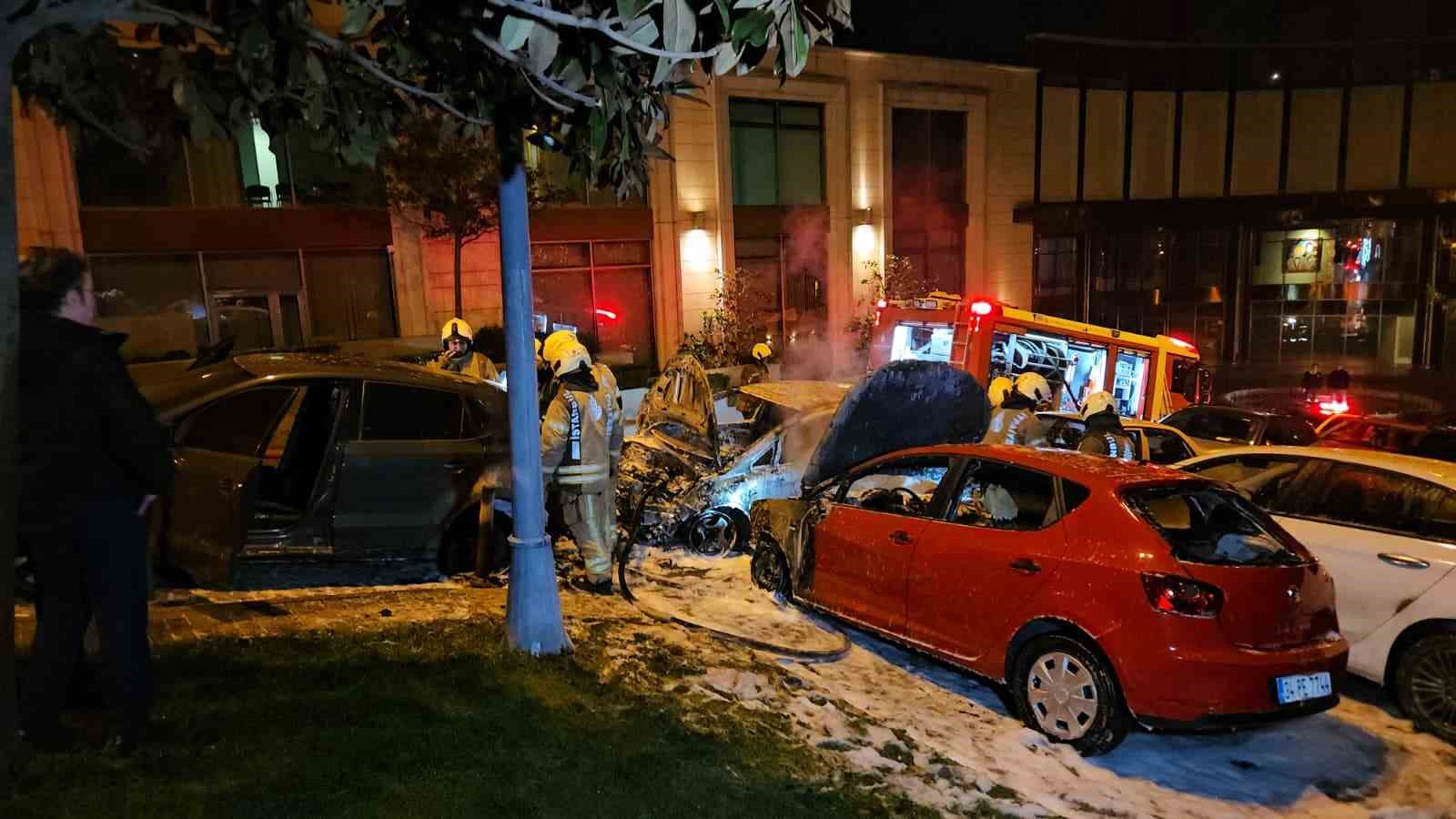 Beşiktaş’ta park halindeki 4 otomobil alev alev yandı
