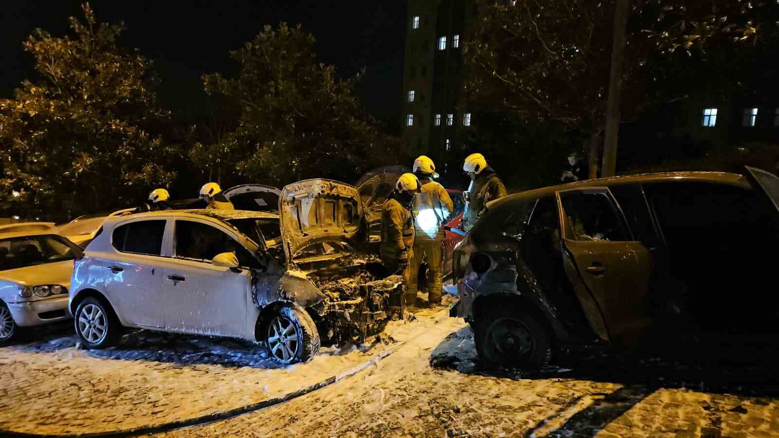 Beşiktaş’ta park halindeki 4 otomobil alev alev yandı

