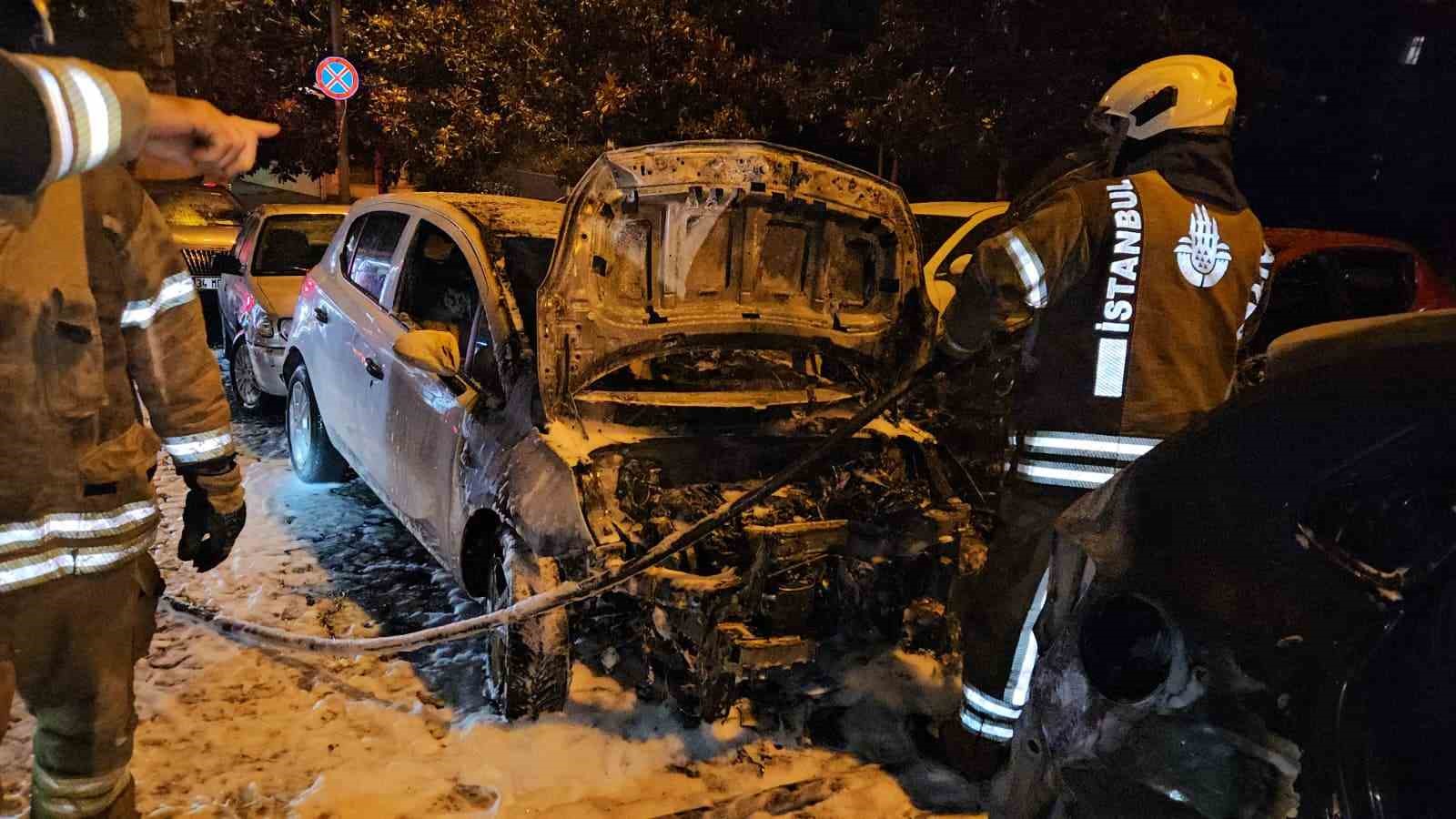 Beşiktaş’ta park halindeki 4 otomobil alev alev yandı
