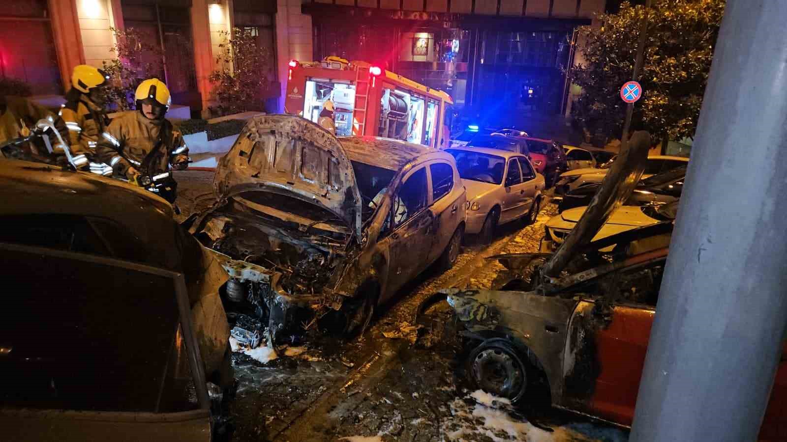 Beşiktaş’ta park halindeki 4 otomobil alev alev yandı

