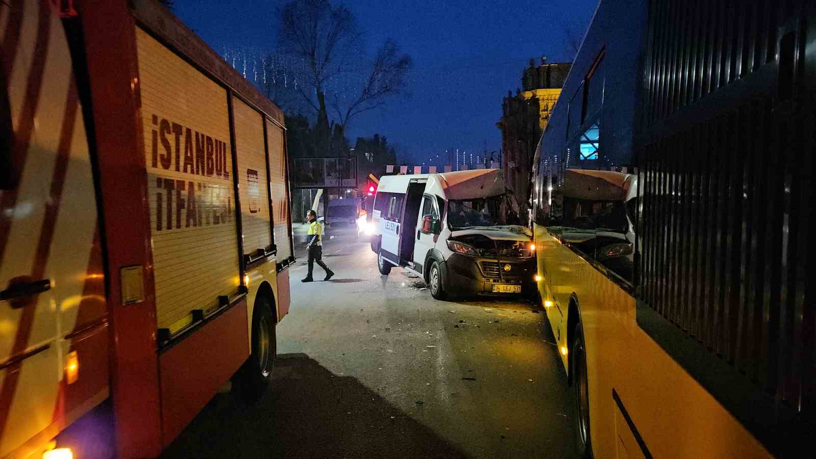 Beşiktaş’ta servis minibüsüyle İETT otobüsü kafa kafaya çarpıştı: 2 yaralı
